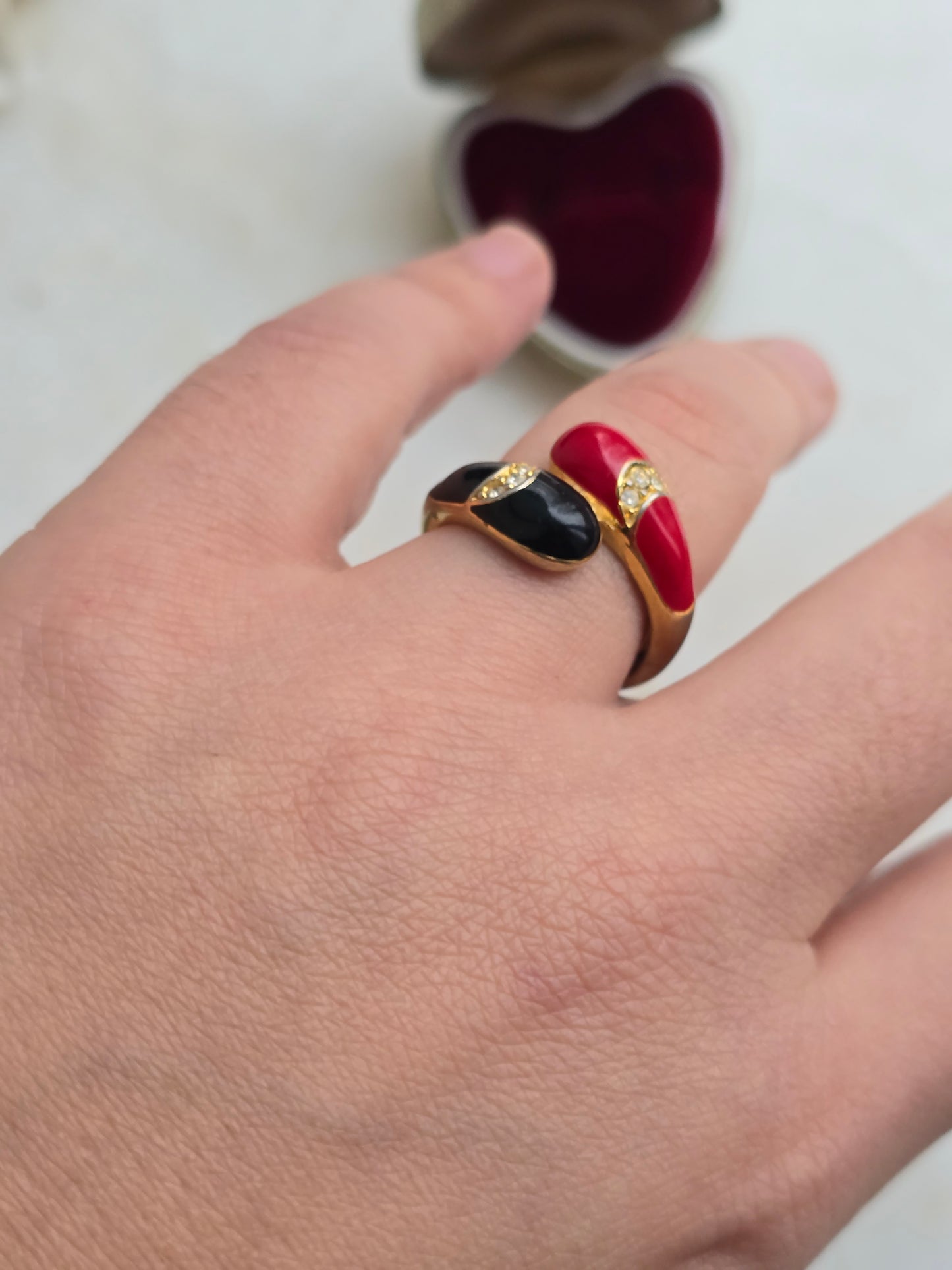 Žiedas su raudona ir juoda emale