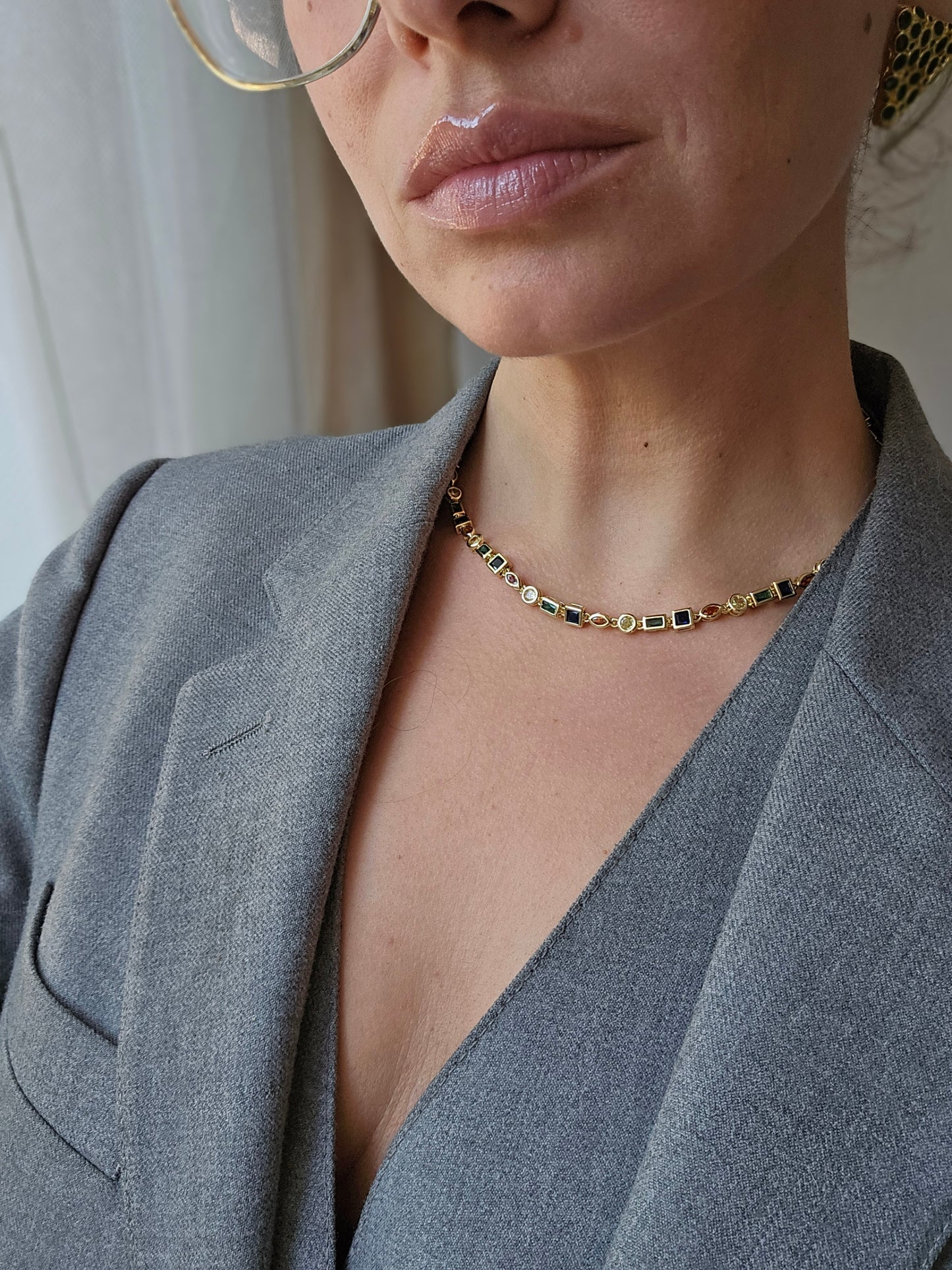 Aukso spalvos kaklo papuošalas su spalvotais cirkonio kristalais