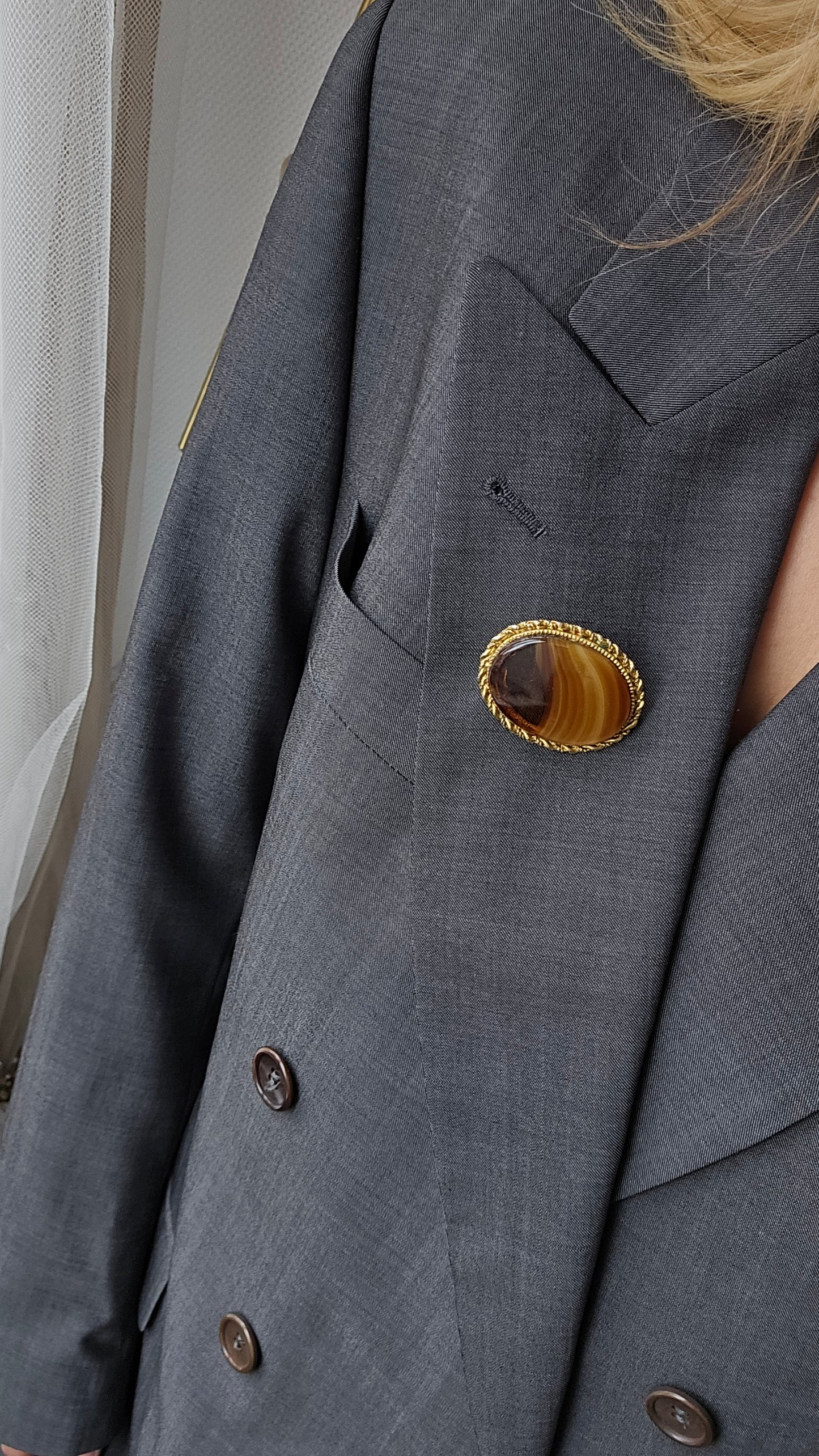 Vintažinė sagė su stiklo kabošonu