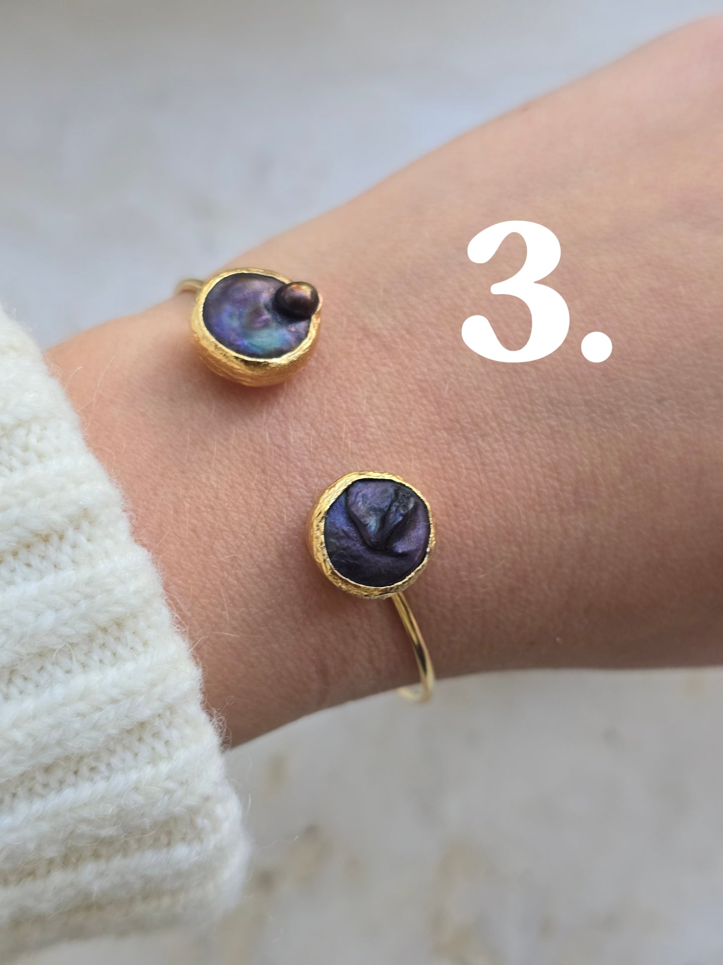 Aukso spalvos apyrankė su natūraliais perlais