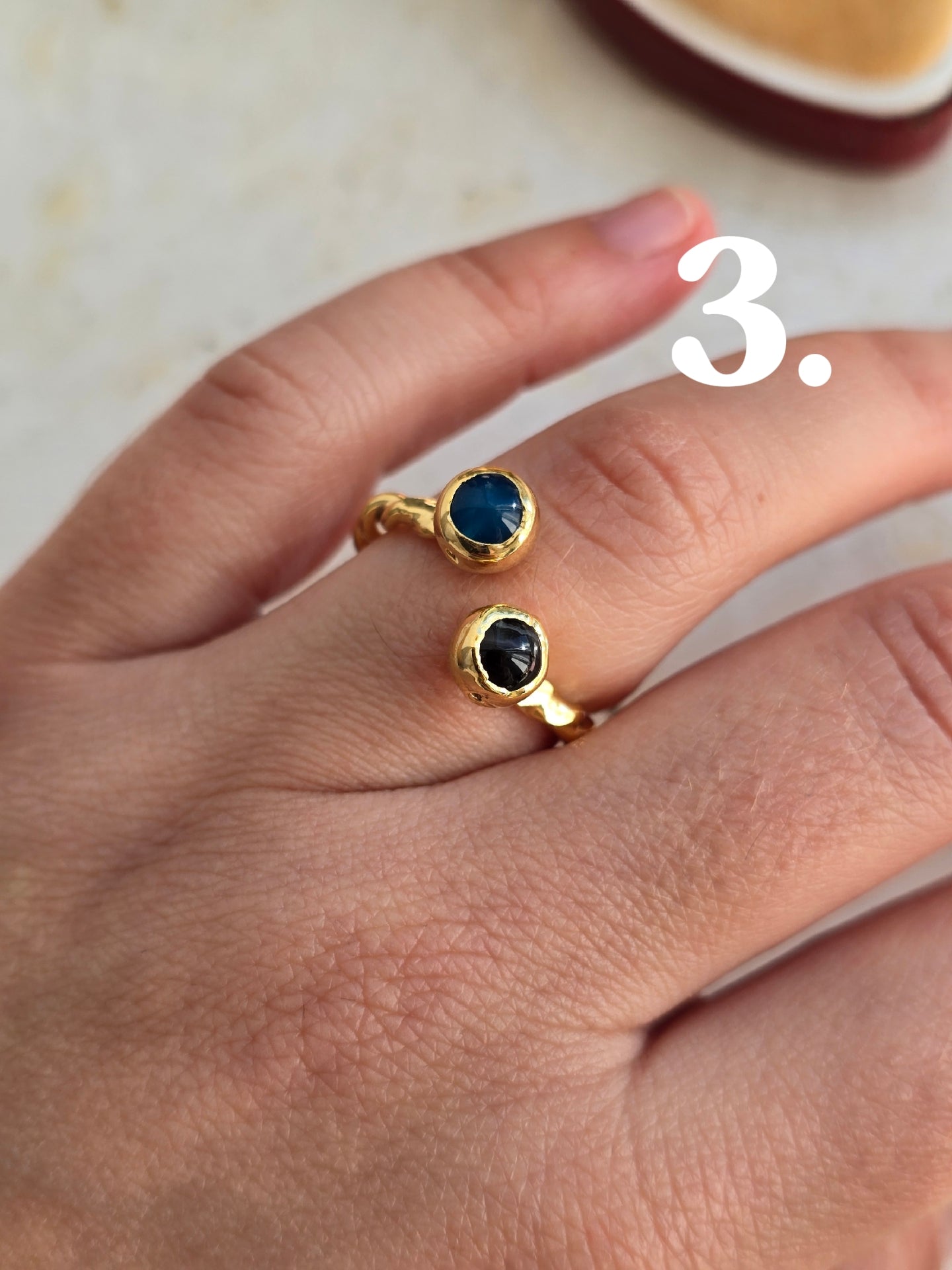 Aukso spalvos žiedas su agato akmenukais