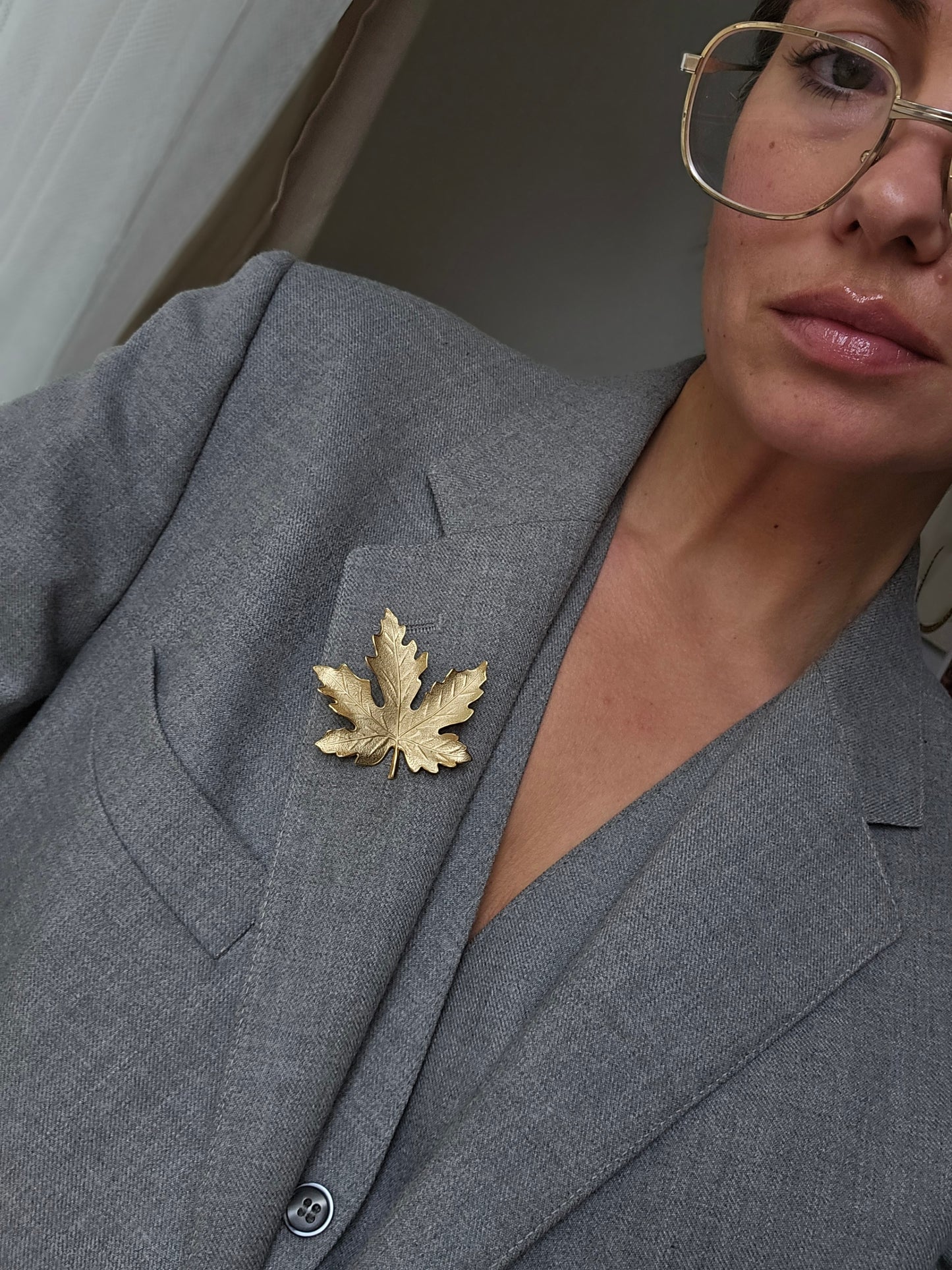 Vintažinė matinio aukso spalvos sagė klevo lapas