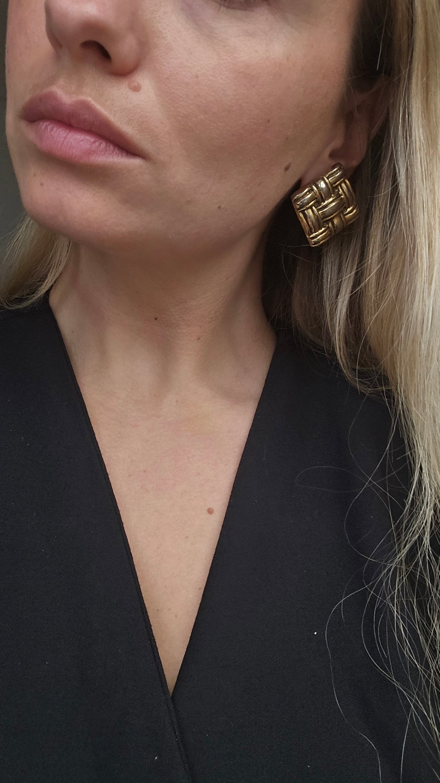 Sendinto aukso spalvos masyvūs klipsai