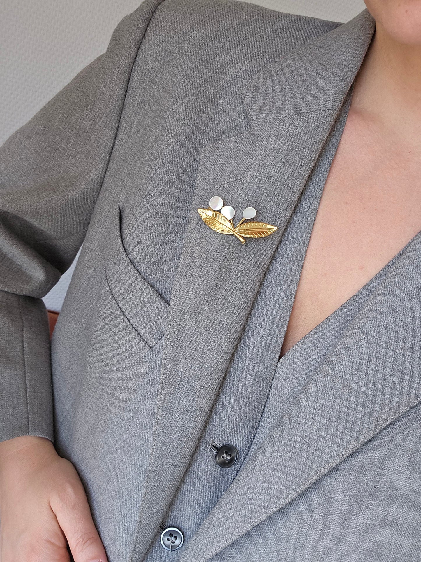 Vintažinė aukso spalvos sagė su kriauklės perlamutru