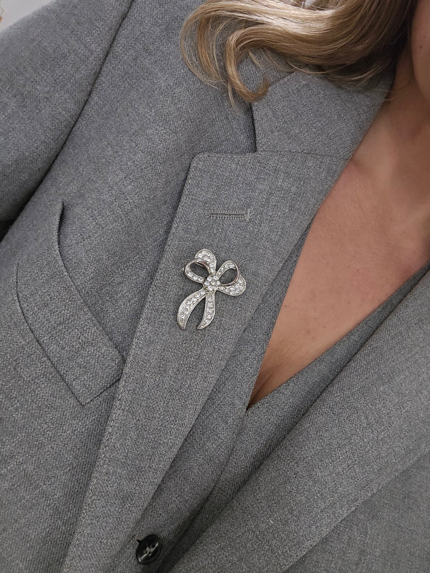 Sidabro spalvos sagė su stiklo kristalais bantukas