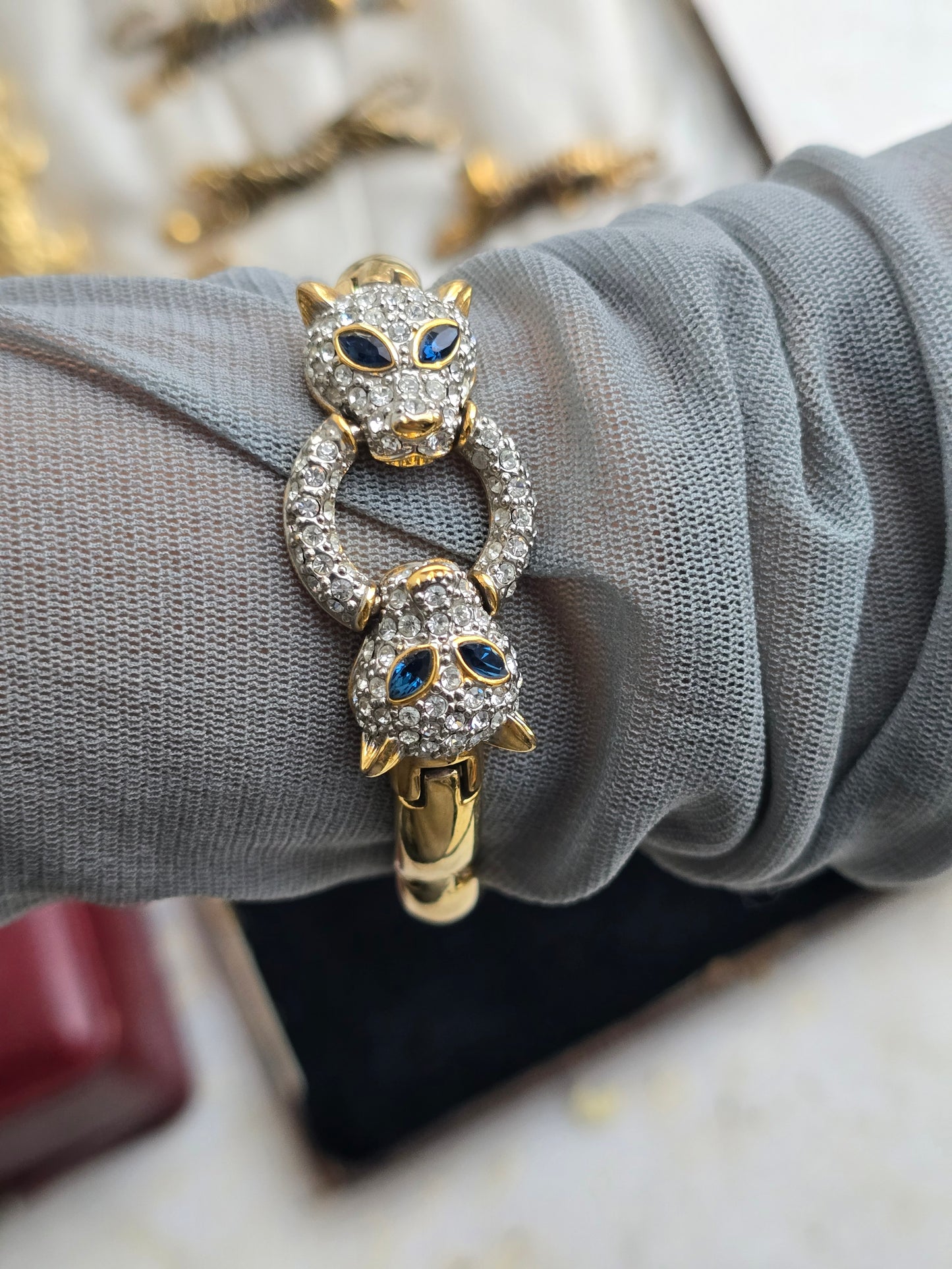 Vintažinė aukso spalvos apyrankė su stiklo kristalais panteros