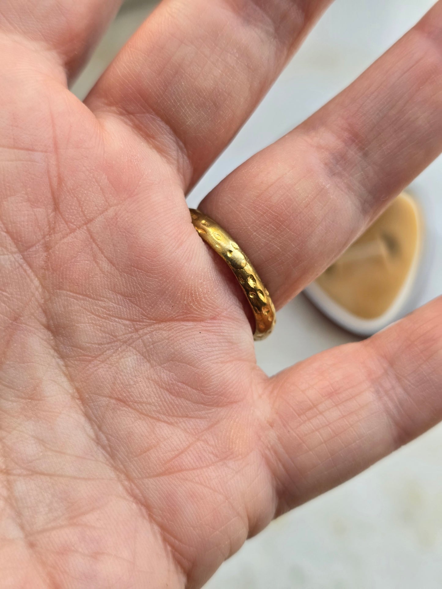 Žalvario spalvos žiedas su tamsiai mėlynu stiklo kristalu