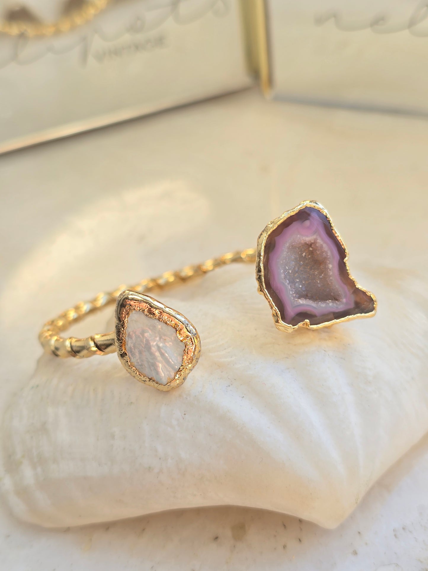 Aukso spalvos sukta apyrankė su natūraliais perlais ir natūraliu druzzy agato akmenuku