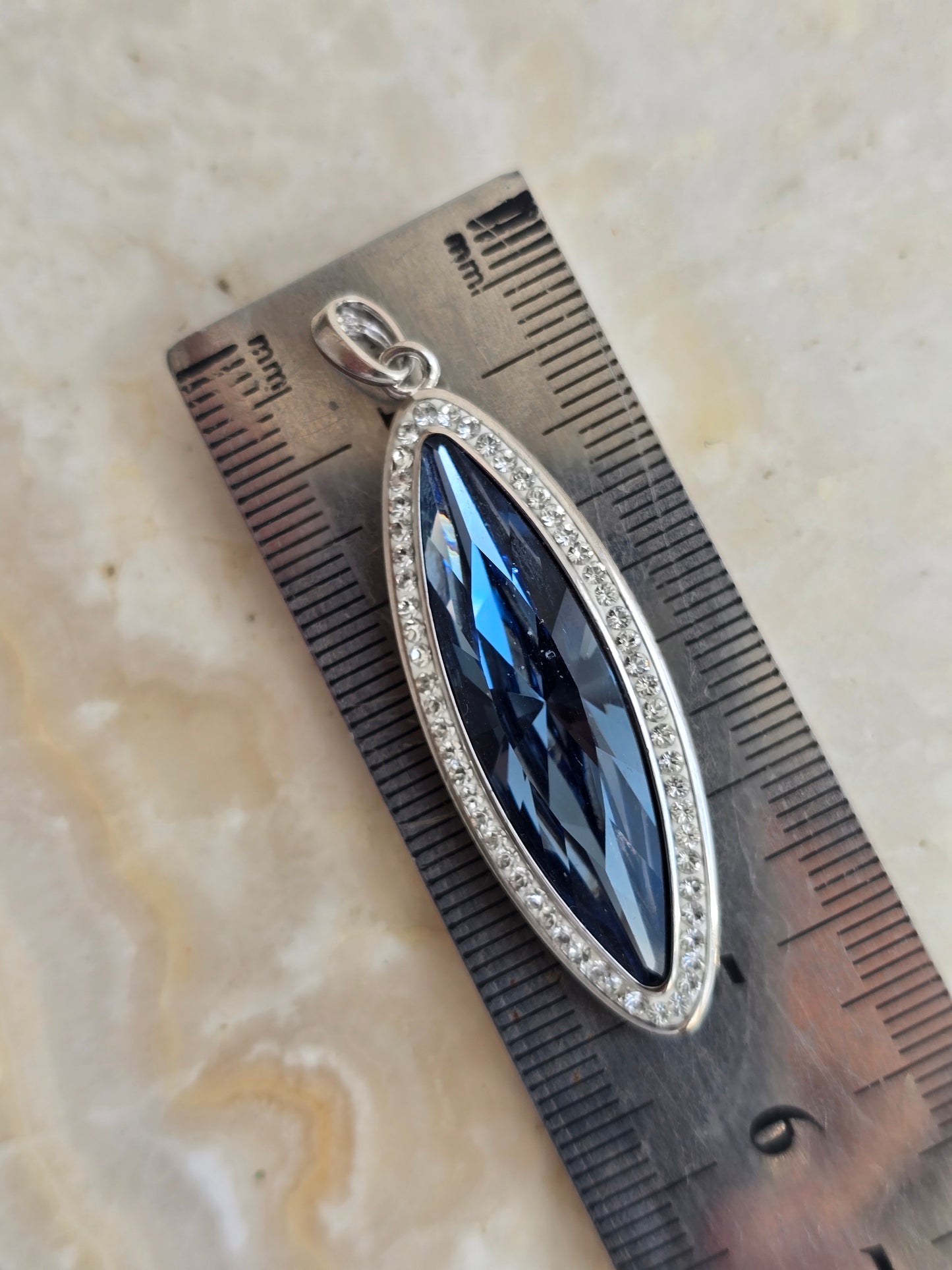 Sidabro spalvos stiklo kristalo pakabukas