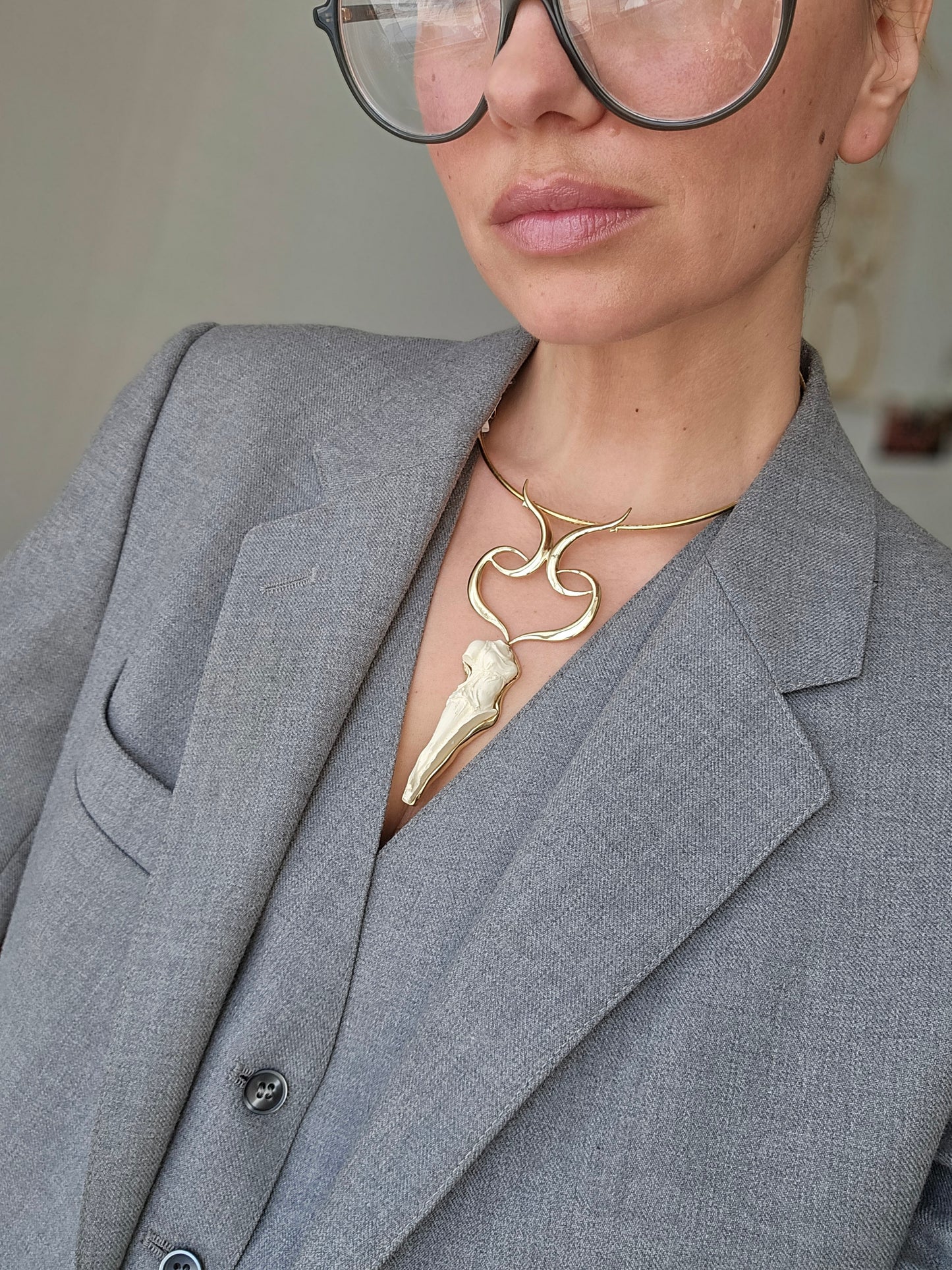 Aukso spalvos KALLIOPE kaklo papuošalas antikinė skulptūra