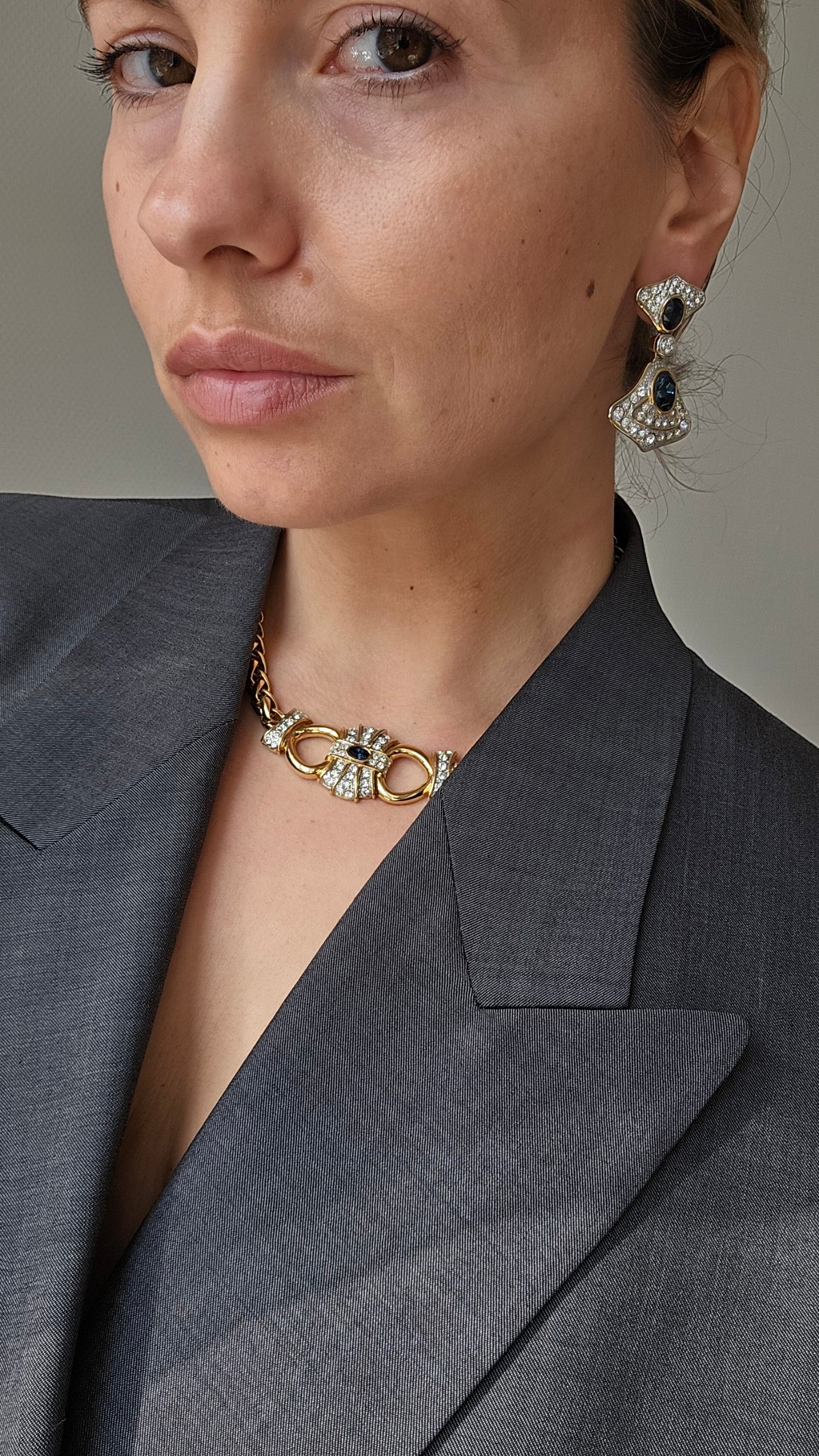 Vintažinis aukso spalvos kaklo papuošalas