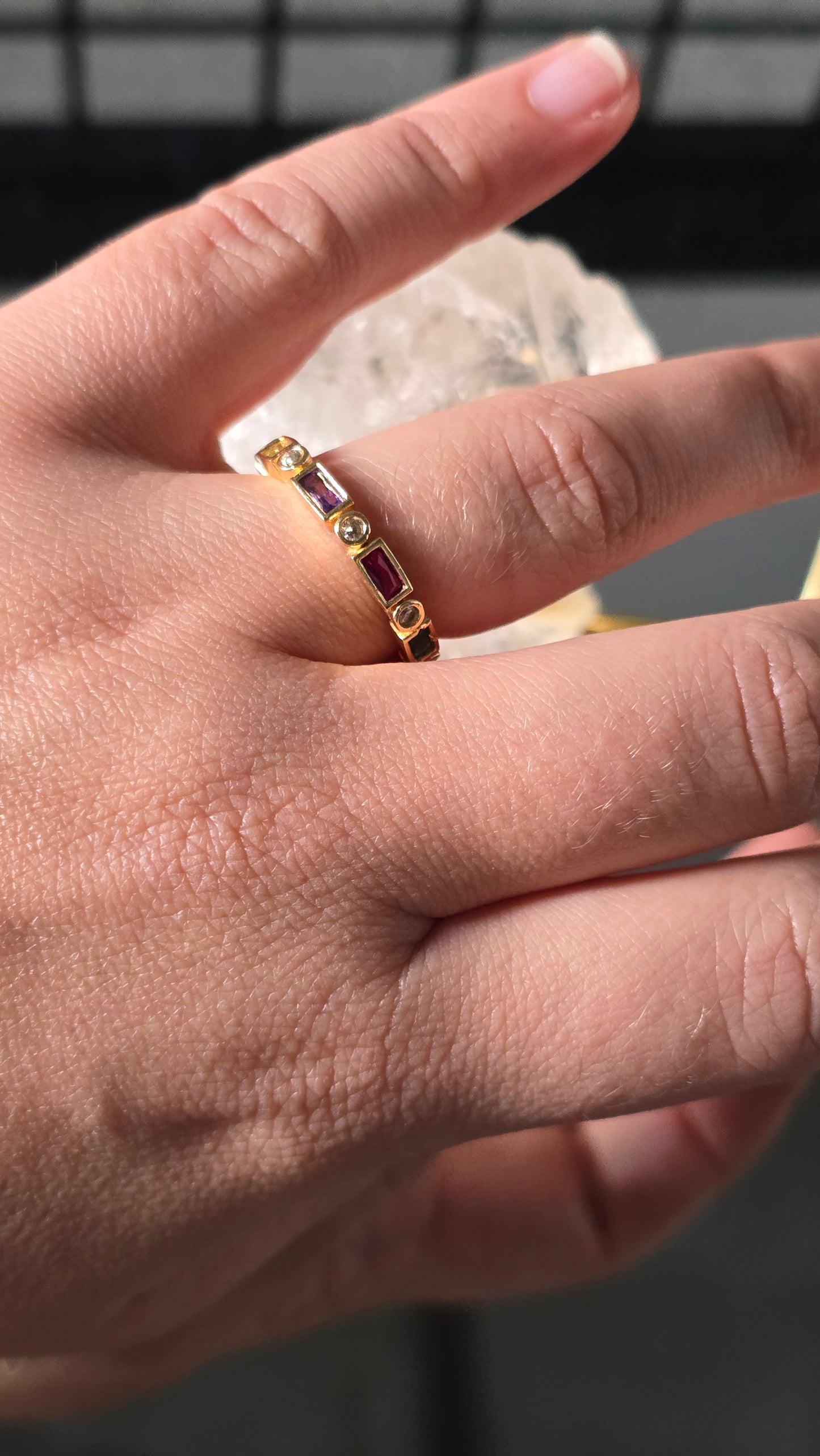 Aukso spalvos žiedas su cirkonio akmenukais