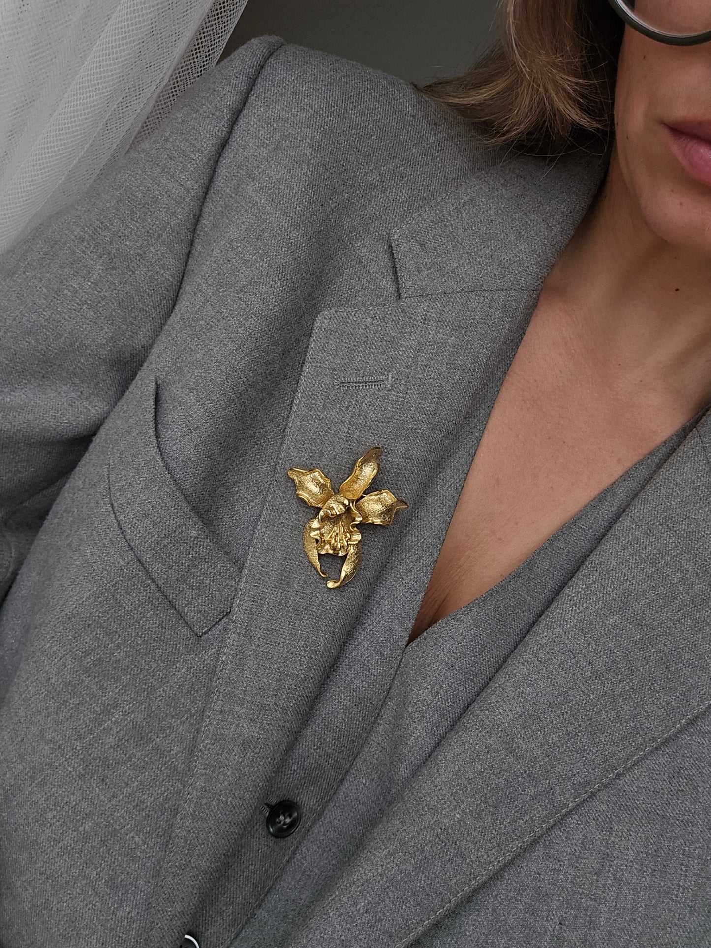 Vintažinė aukso spalvos sagė orchidėja