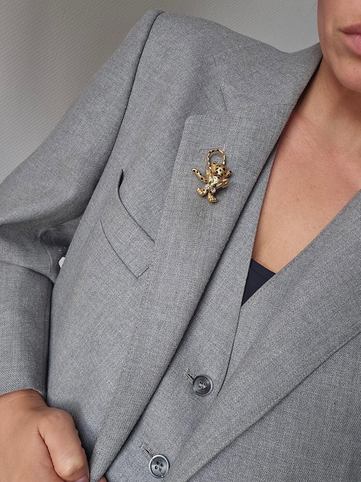 Vintažinė aukso spalvos JOMAZ sagė leopardas