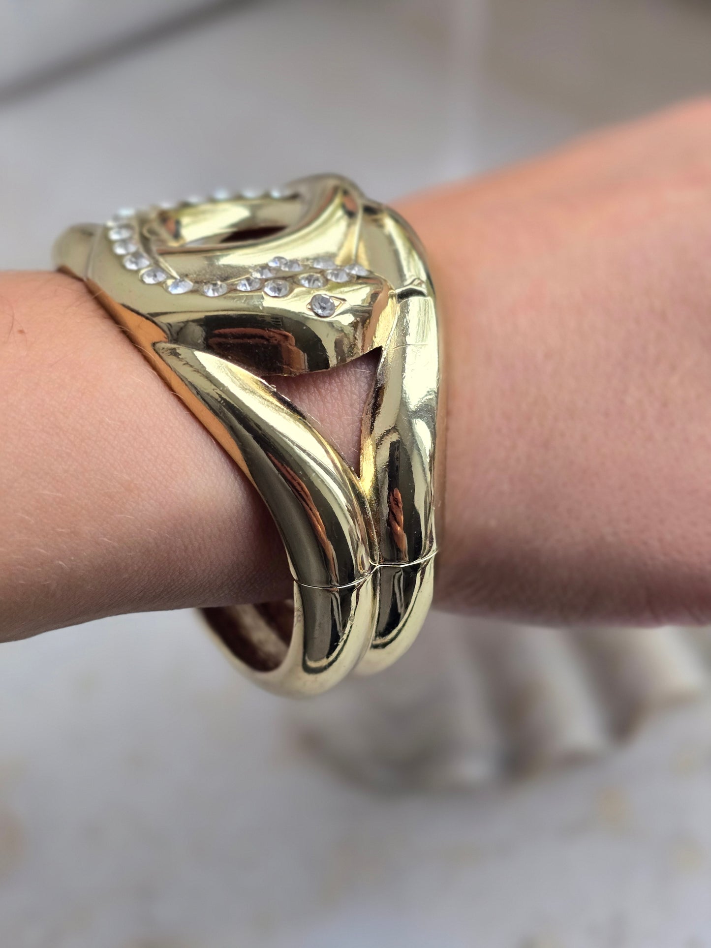 Aukso spalvos apyrankė gyvatė