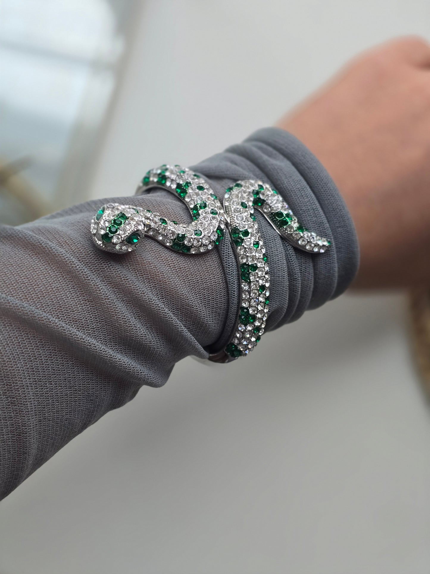 Sidabro spalvos masyvi apyrankė gyvatė su žėrinčiais stiklo kristalais