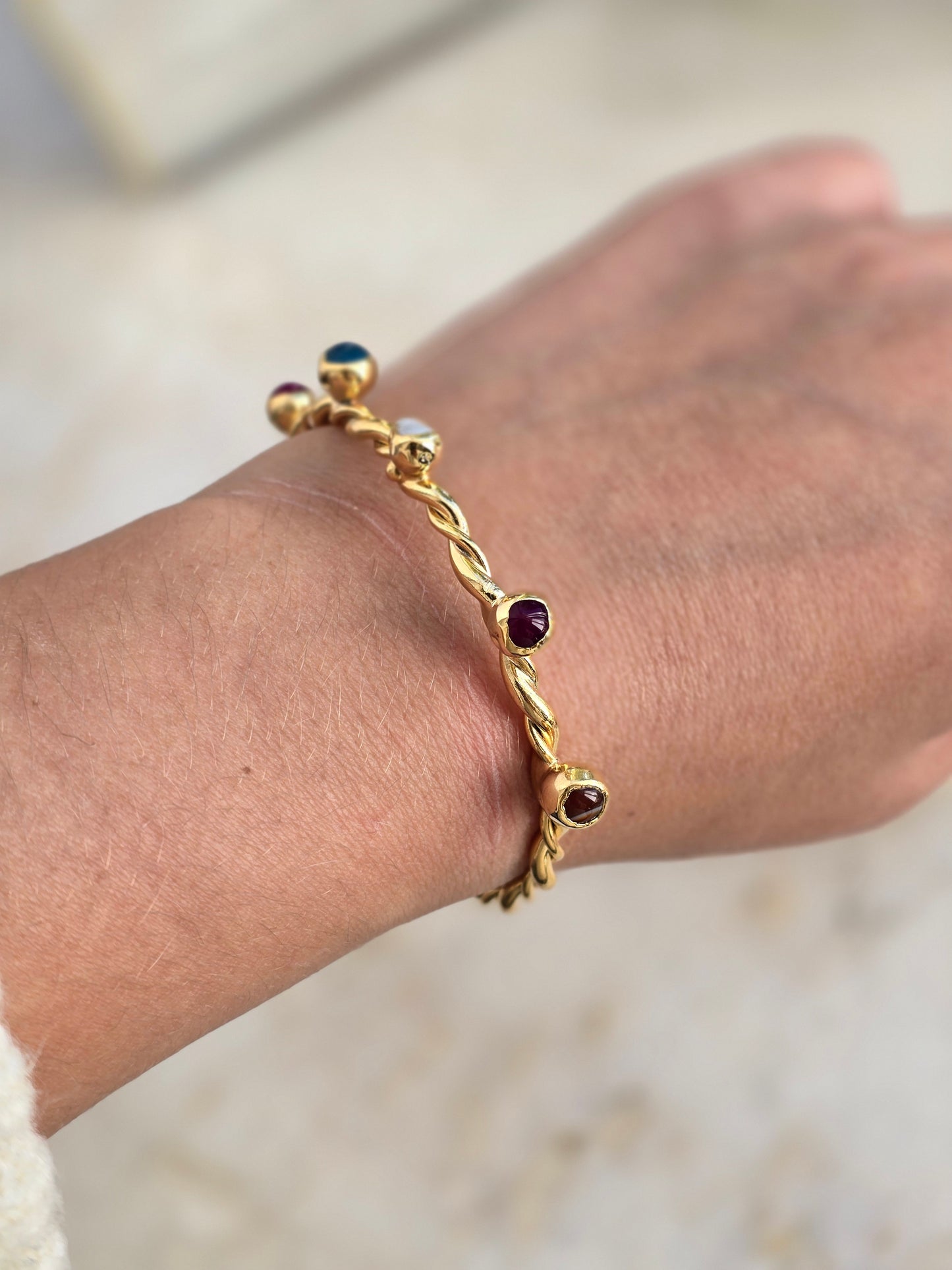 Aukso spalvos sukta apyrankė su natūraliais agato akmenukais ir natūraliais perlais