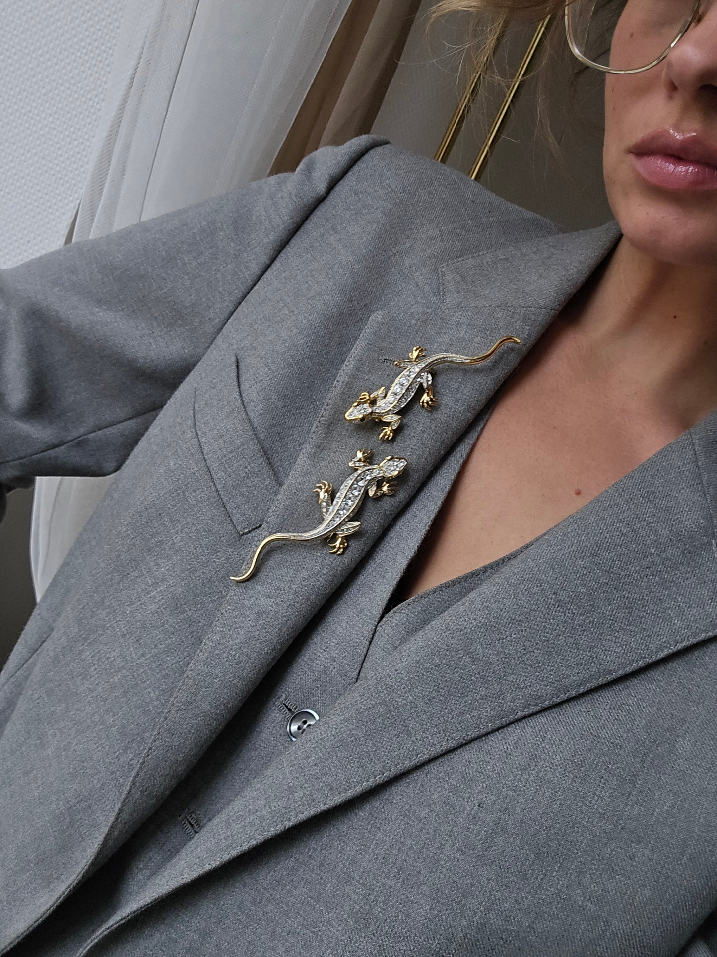 Aukso spalvos sagė su stiklo kristalais driežas