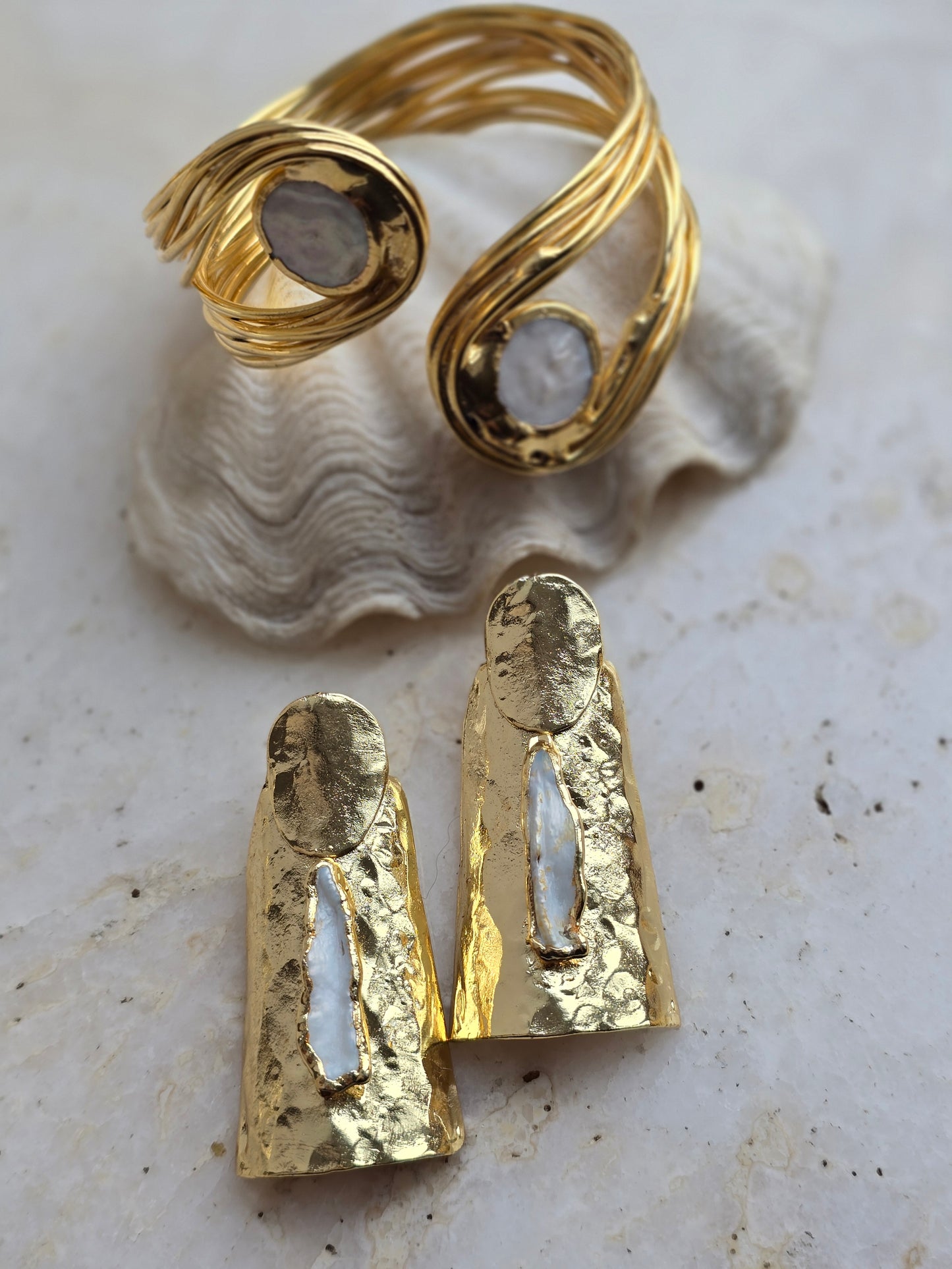 Aukso spalvos apyrankė su perlais