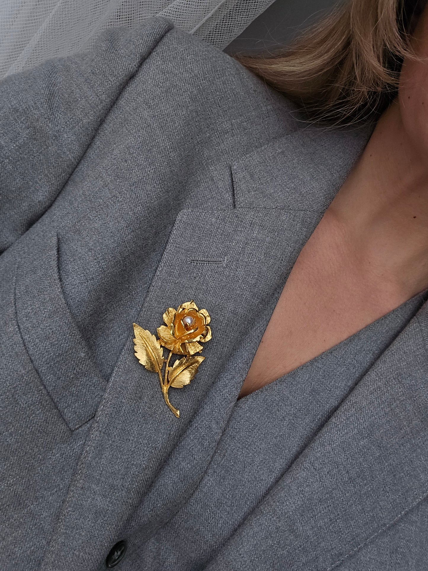 Vintažinė aukso spalvos sagė gėlė