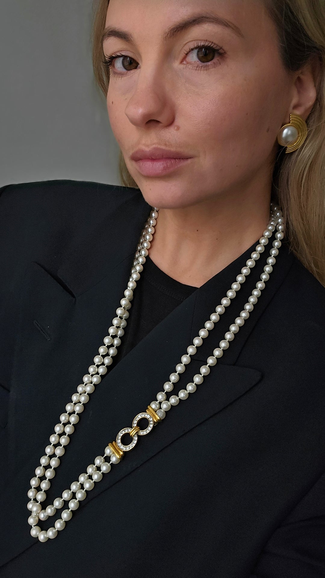 Vintažiniai aukso spalvos klipsai su akriliniu perlu