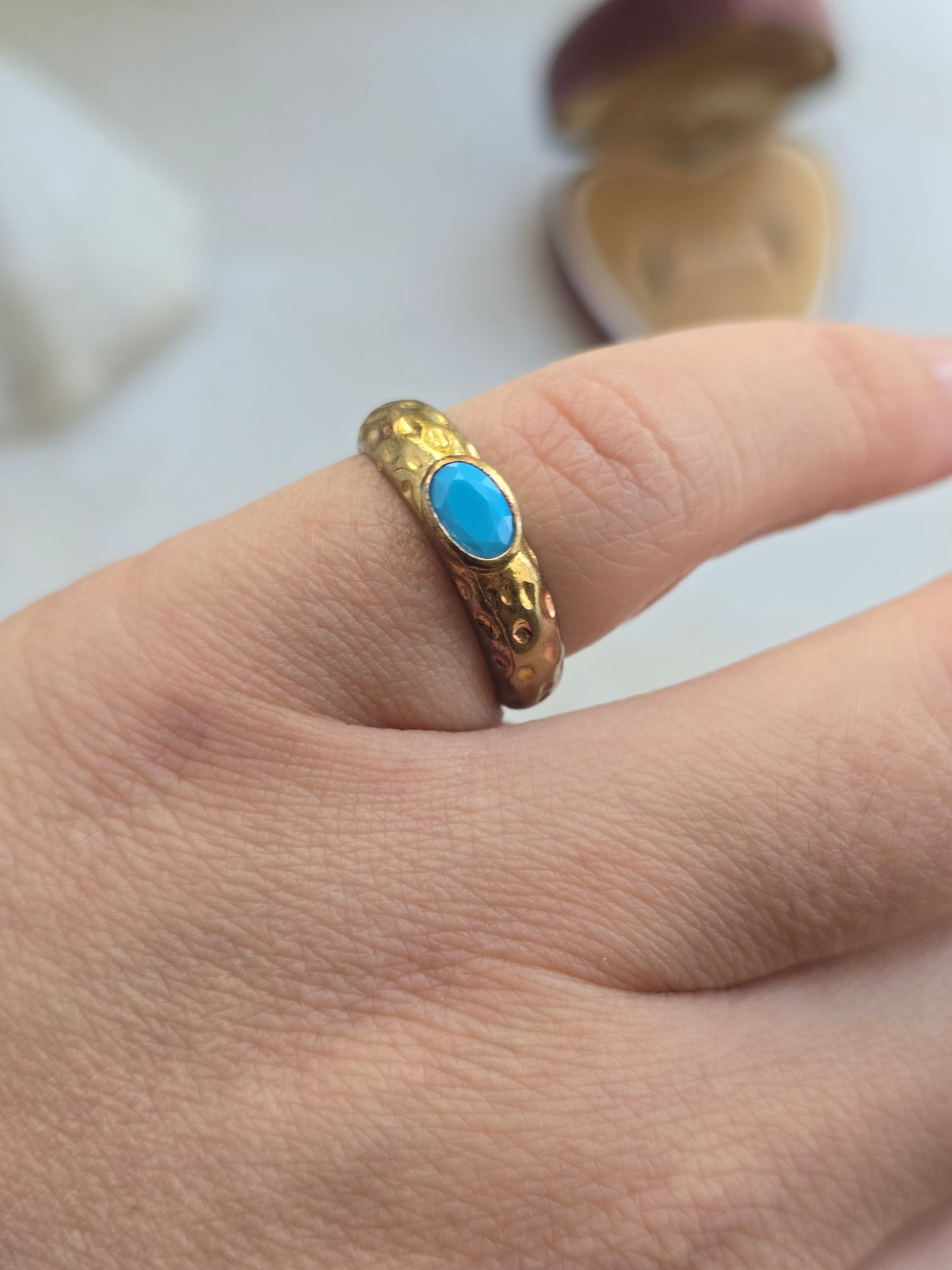 Žalvario spalvos žiedas su turkio spalvos stiklo kristalu