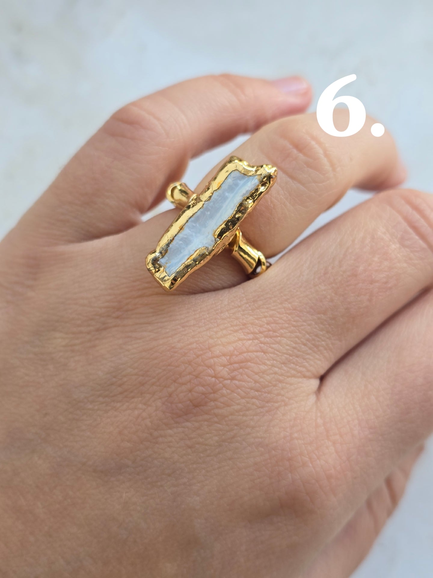 Aukso spalvos suktas žiedas su natūraliu perlu