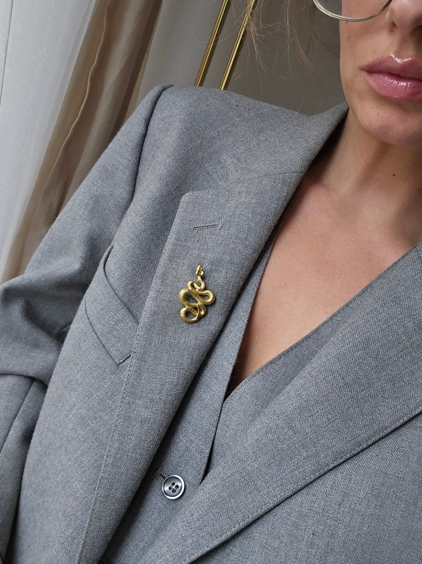 Aukso spalvos sagė smeigtukas gyvatė