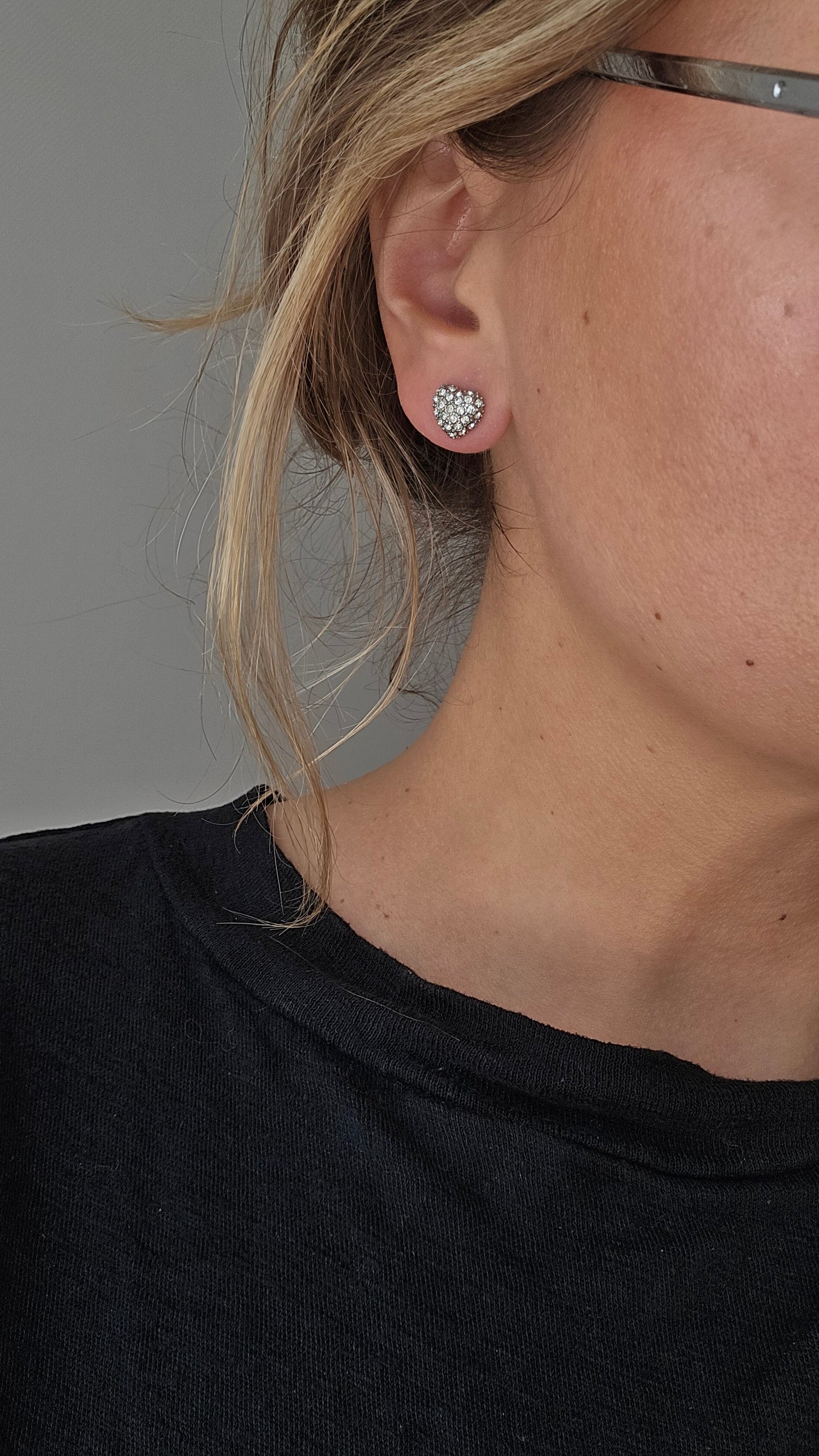 Sidabro spalvos auskarai širdelės