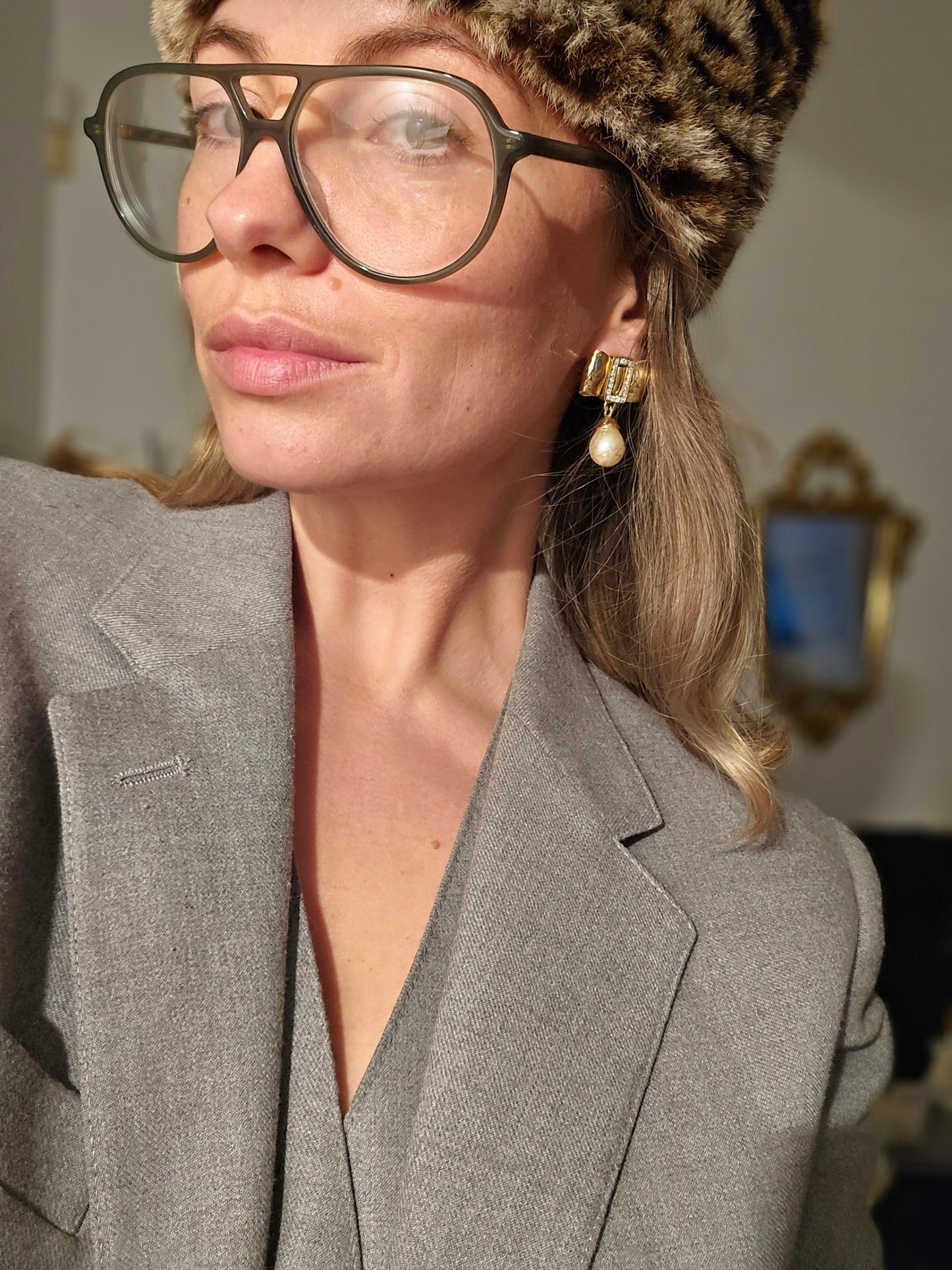 Vintažiniai aukso spalvos auskarai bantukai