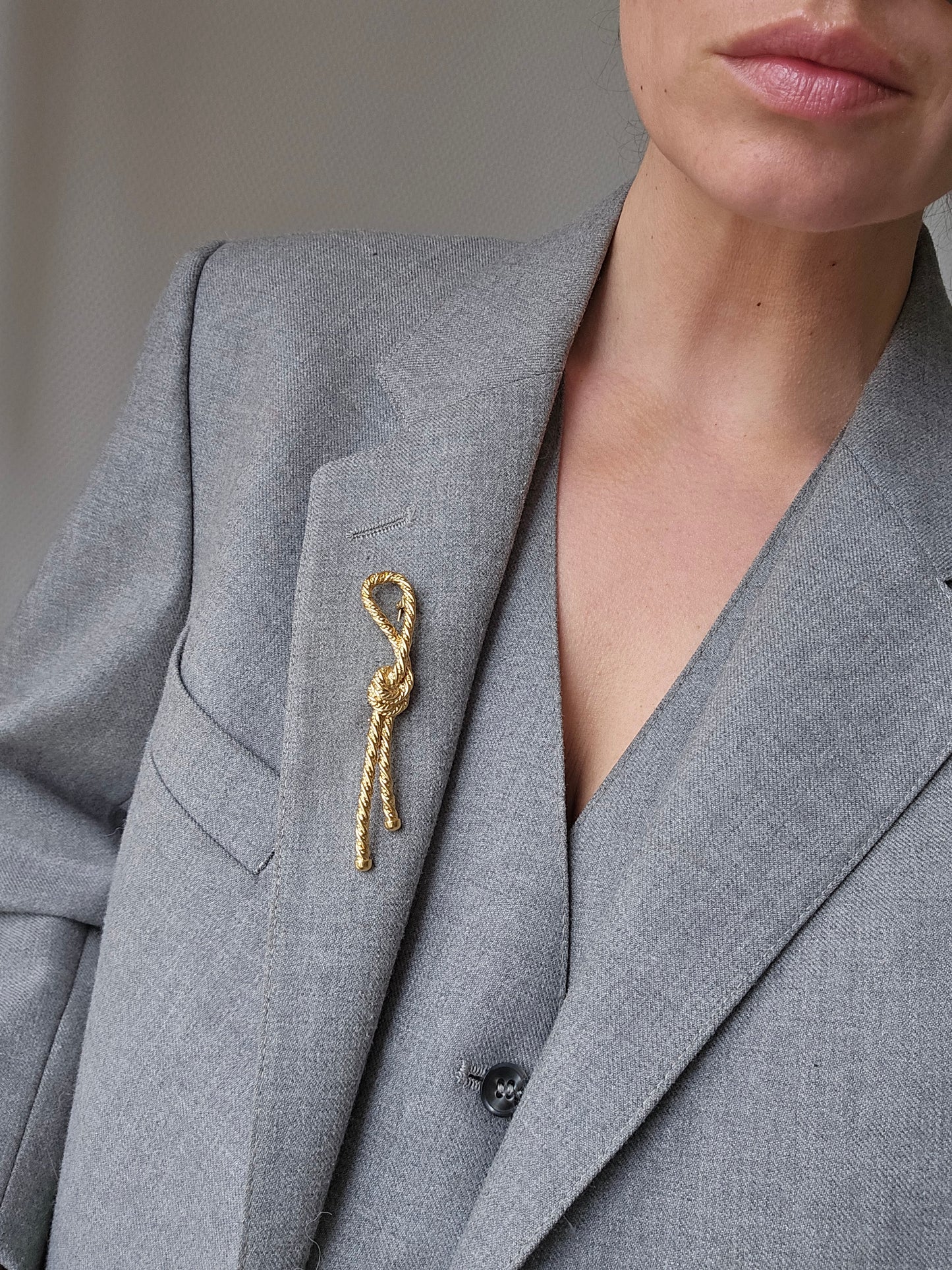 Vintažinė CHRISTIAN DIOR sagė pinta virvė