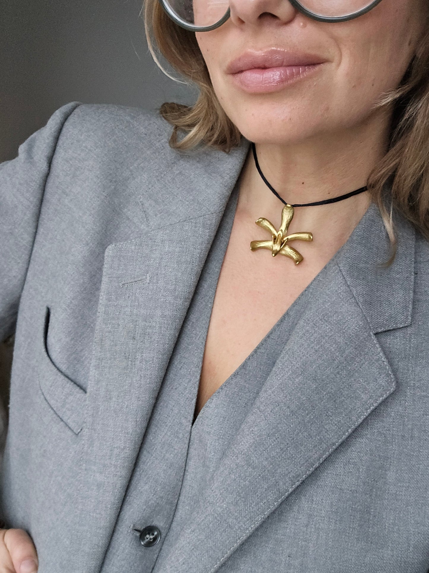 RISIS 22k paauksuotas tikros orhidėjos žiedas kaklo papuošalas