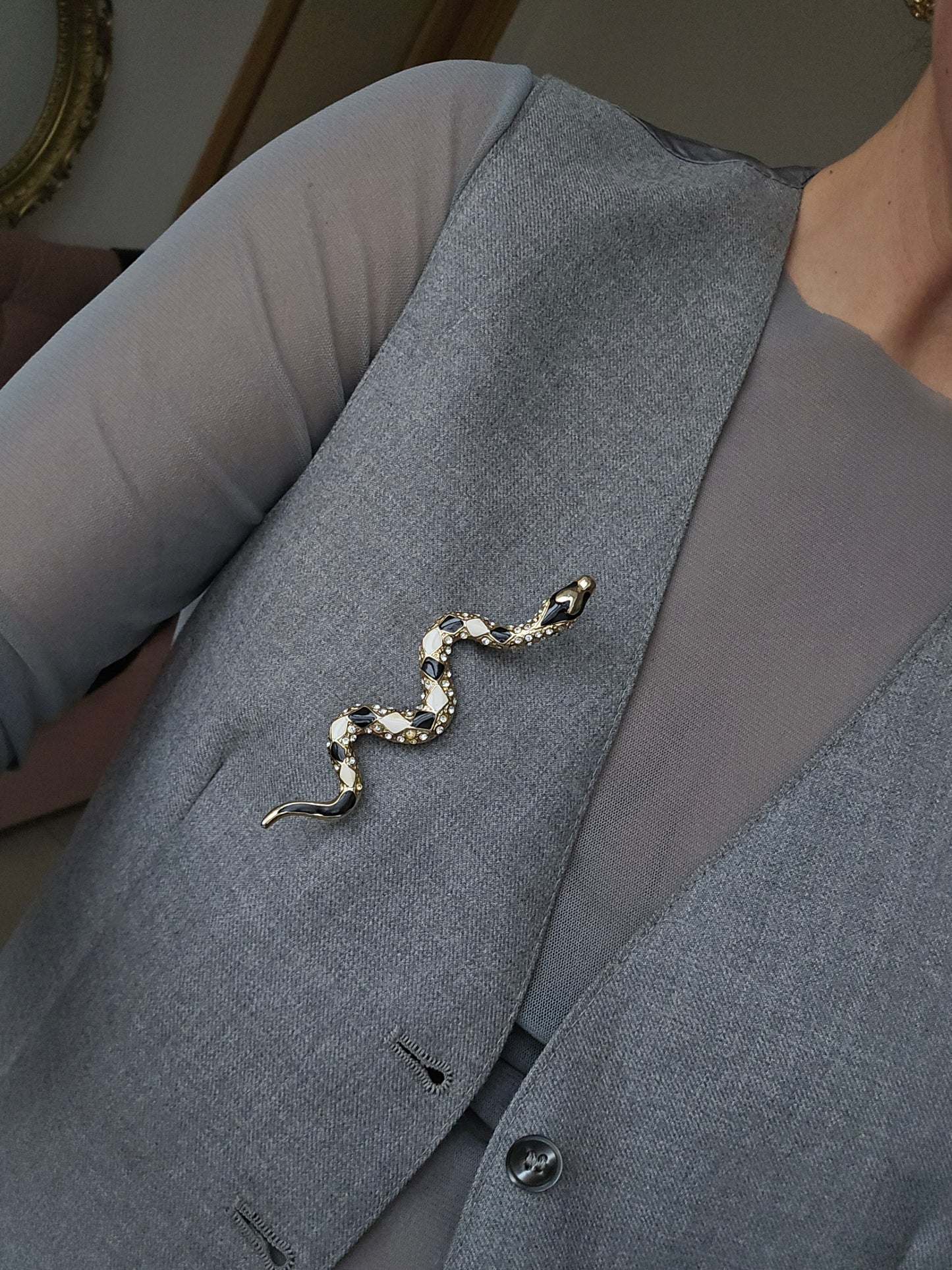 Aukso spalvos sagė gyvatė su emale