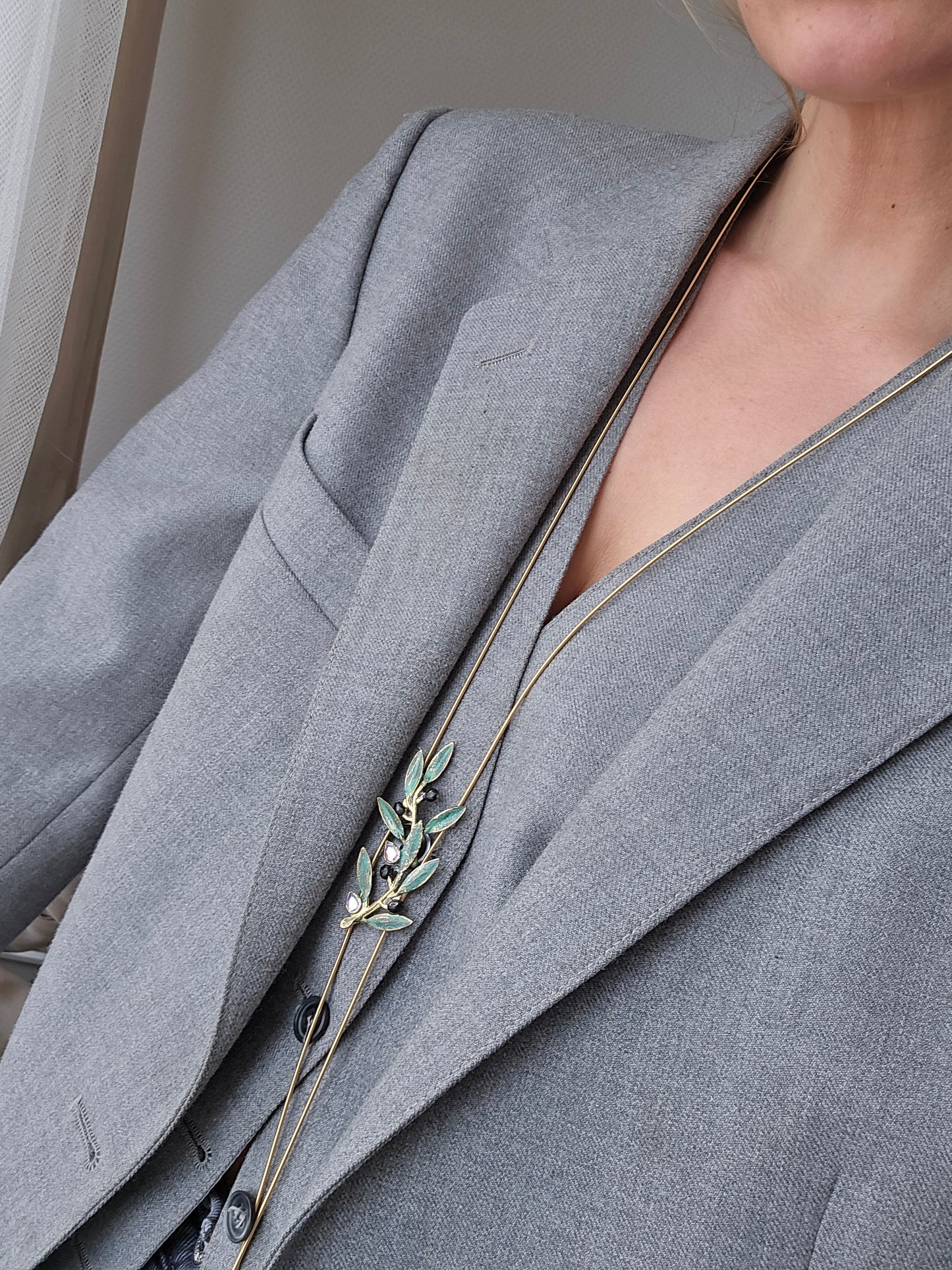 Reguliuojamas KALLIOPE kaklo papuošalas alyvmedžio šakelė