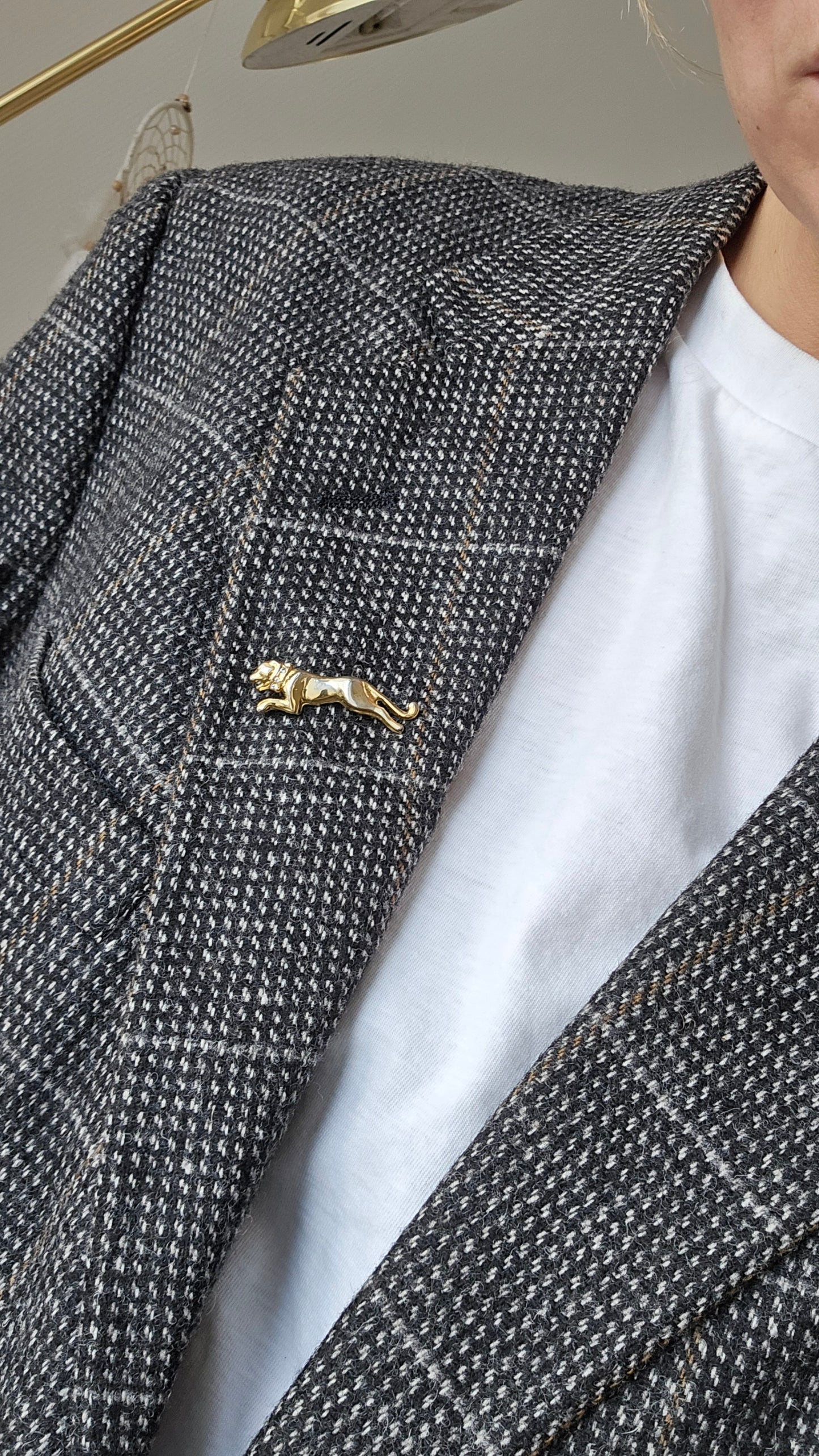 Aukso spalvo maža sagė pantera