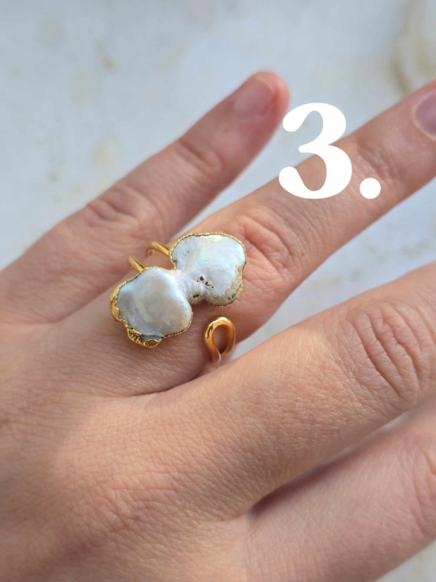 Aukso spalvos žiedas su perliuku