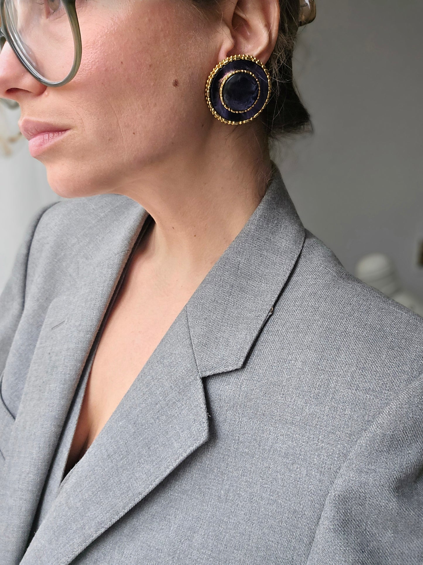 Vintažiniai aukso spalvos klipsai su kriauklės perlamutru