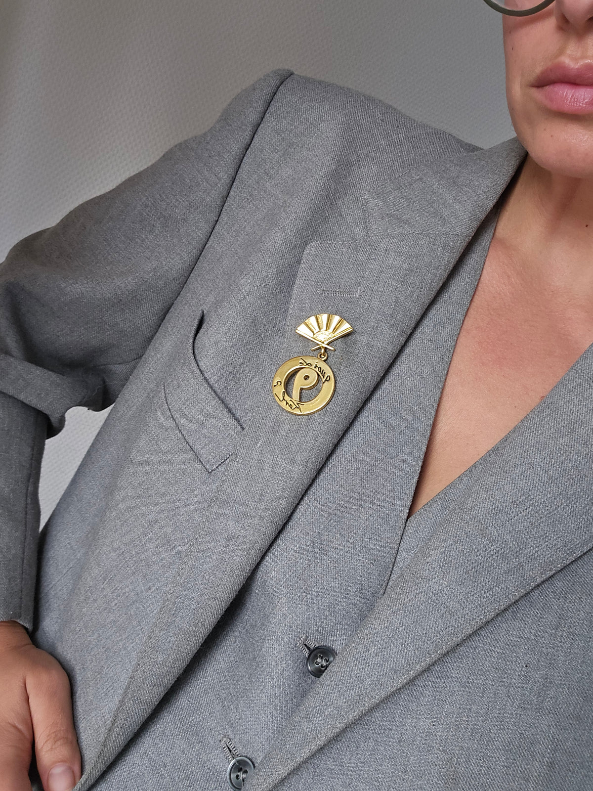 Vintažinė KARL LAGERFELD sagė "Quoi de 9 Karl?"