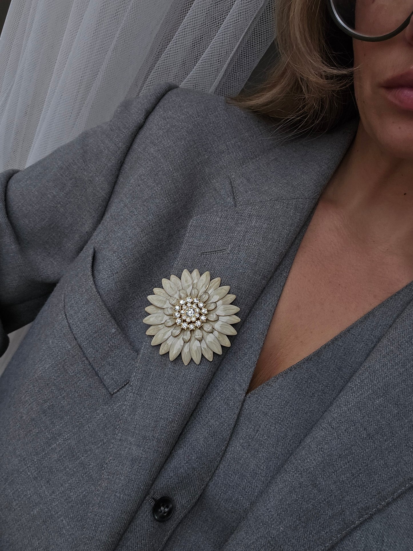 Vintažinė masyvi sagė gėlė dengta emale