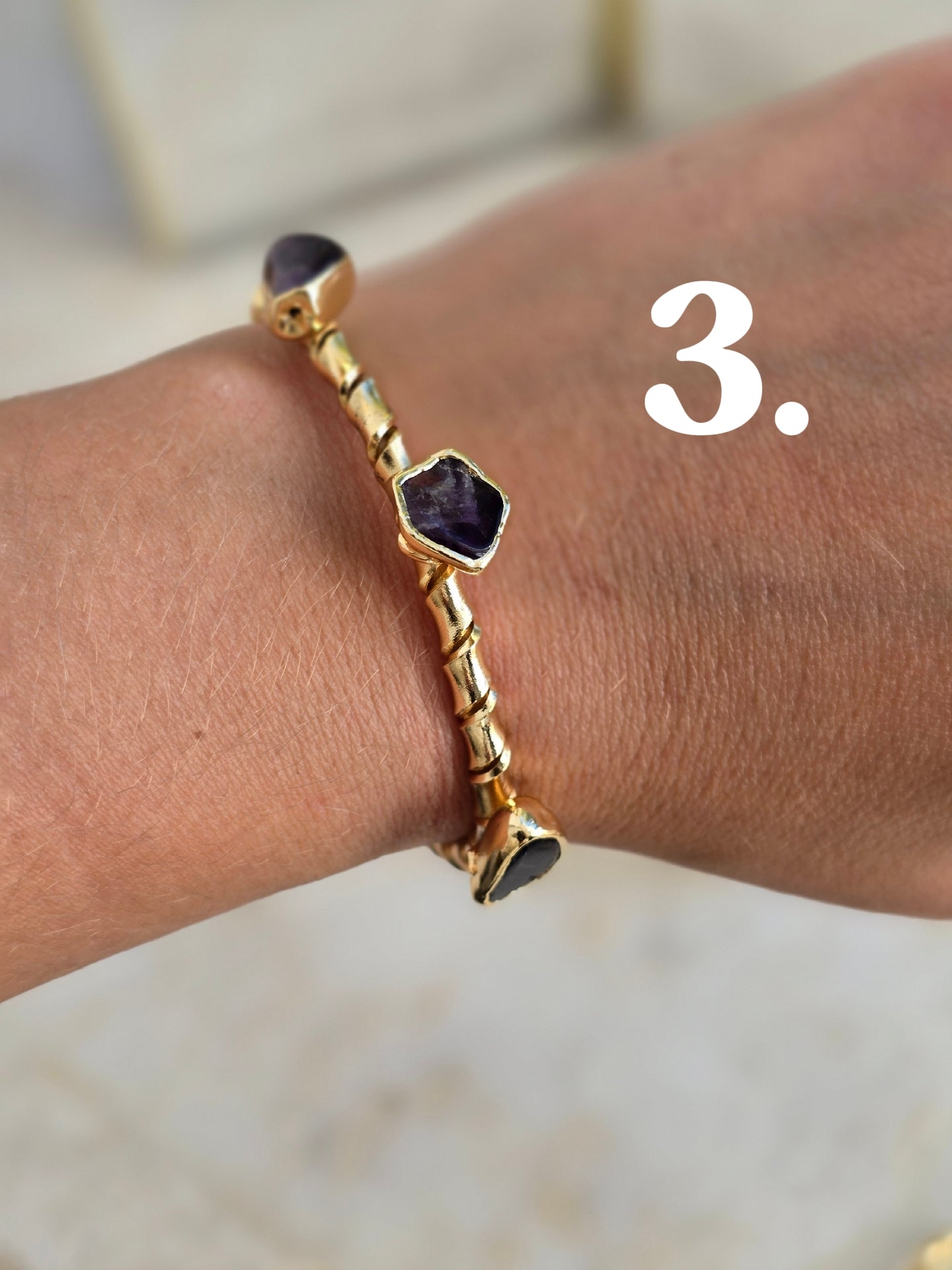 Aukso spalvos sukta apyrankė su ametisto akmenukais