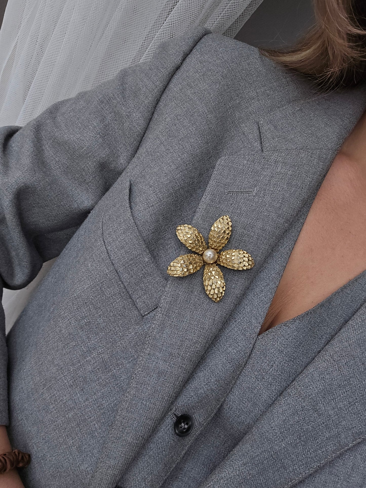 Vintažinė aukso spalvos sagė gėlė