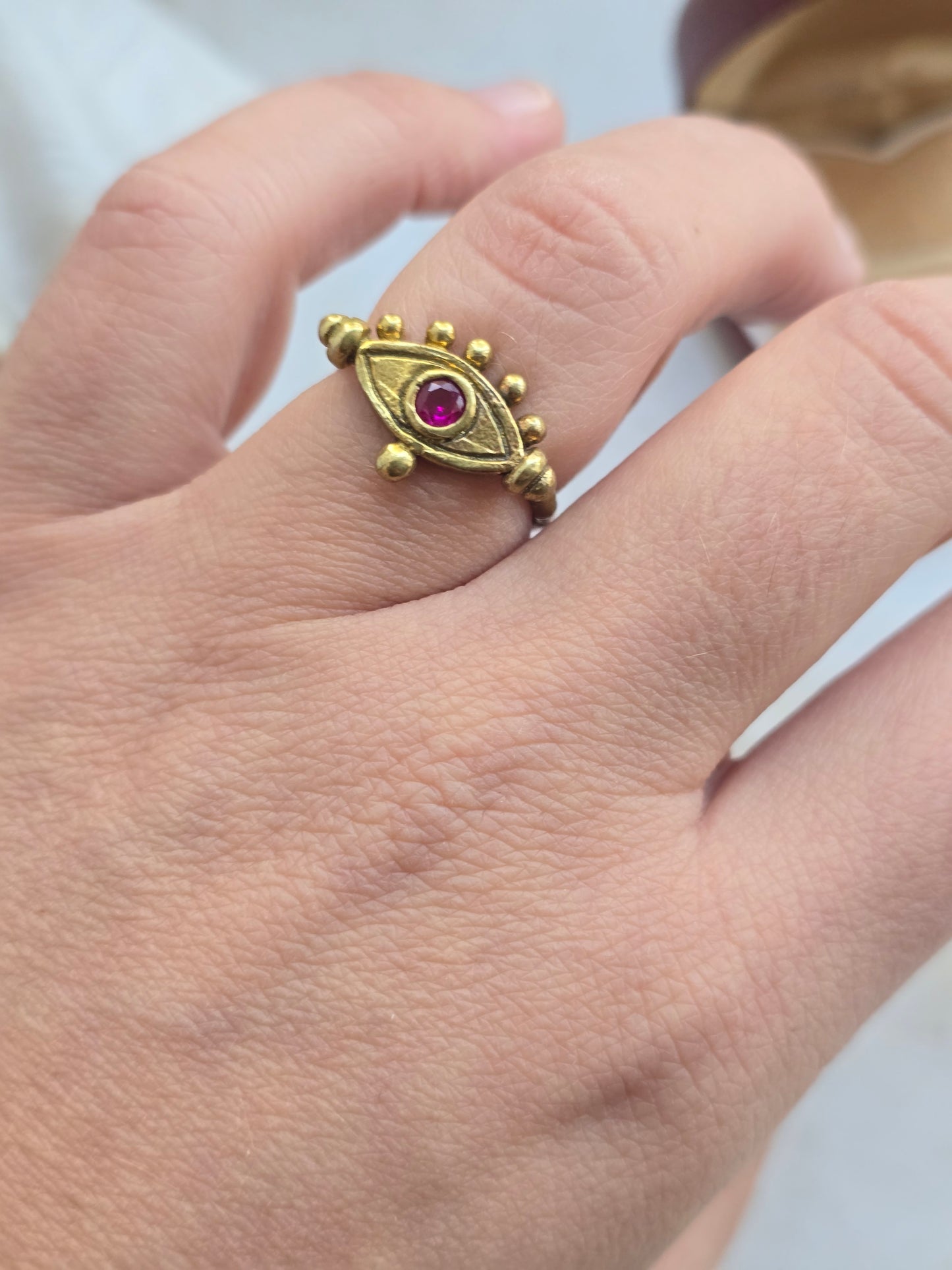 Žalvario spalvos reguliuojamas žiedas akis