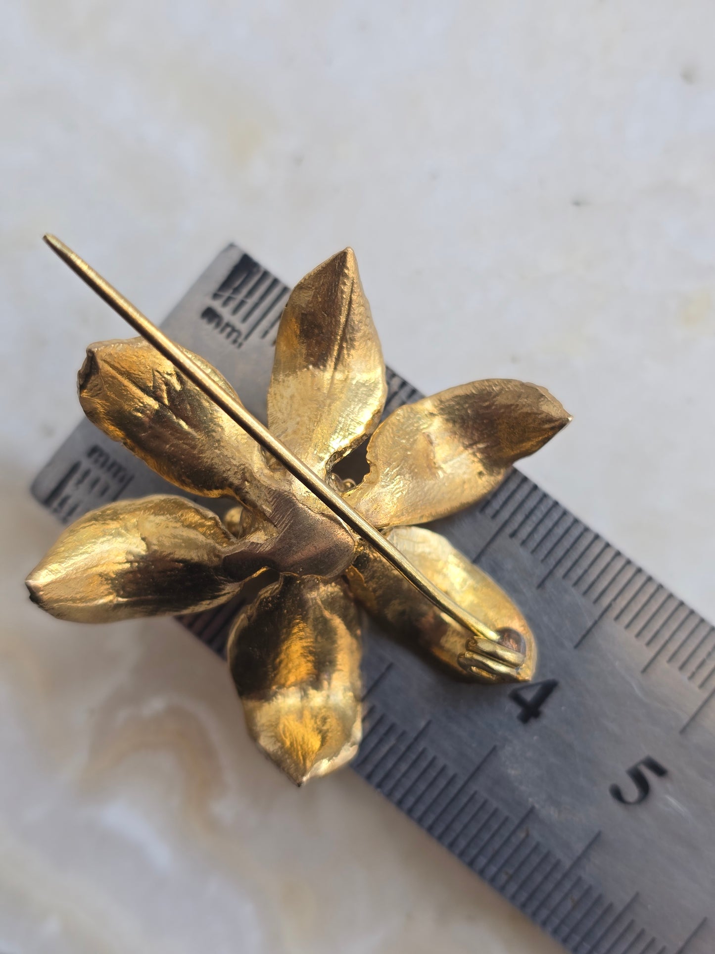 Žalvario spalvos sagė smeigtukas gėlė