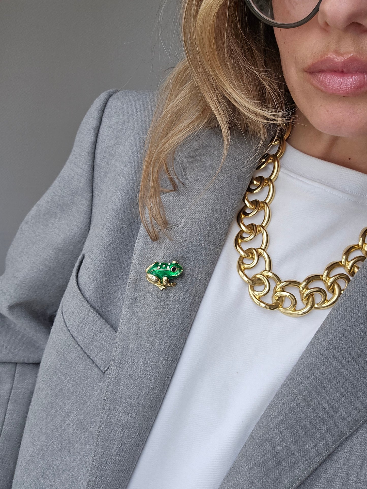 Vintažinė sagė dengta emale varlytė