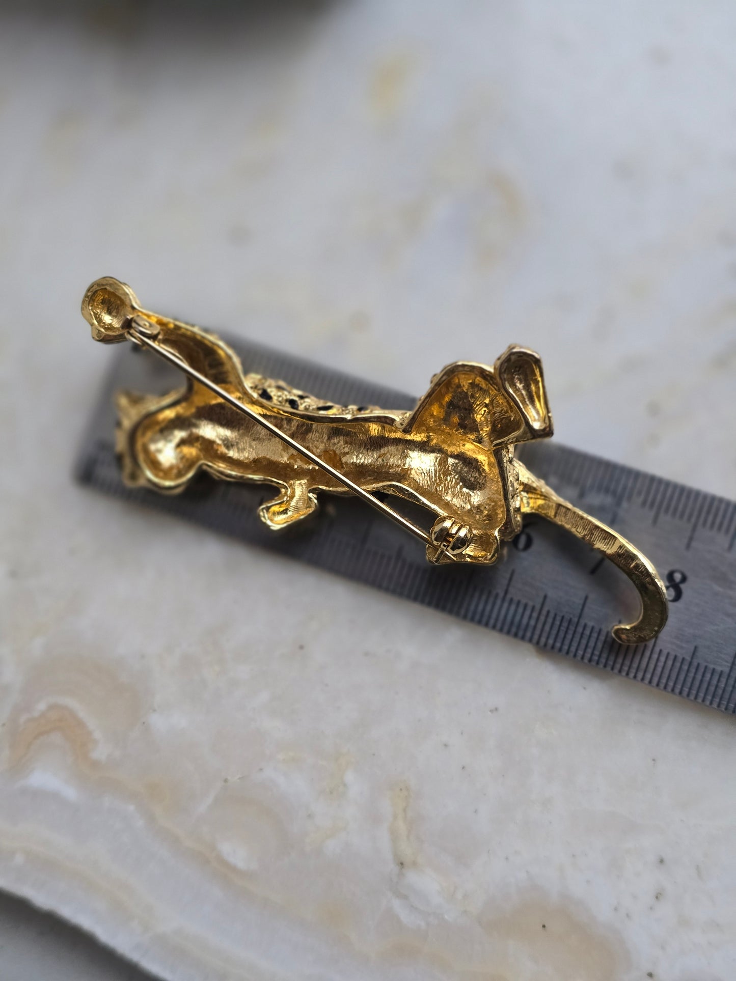 Vintažinė aukso spalvos sagė leopardas