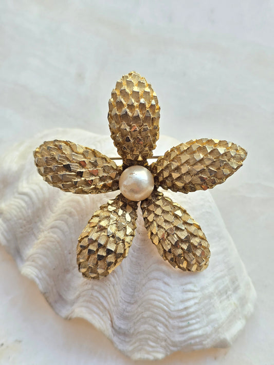 Vintažinė aukso spalvos sagė gėlė