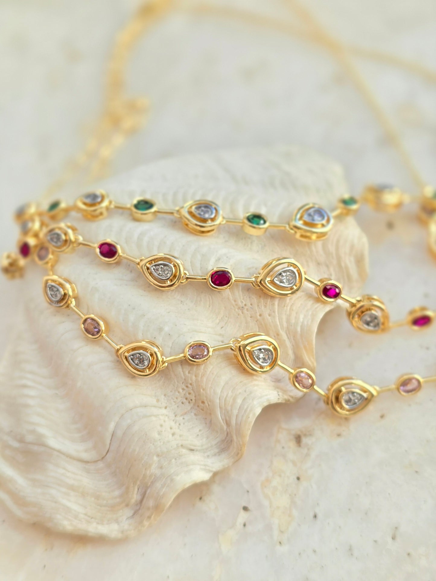 Aukso spalvos kaklo papuošalas su cirkonio kristalais