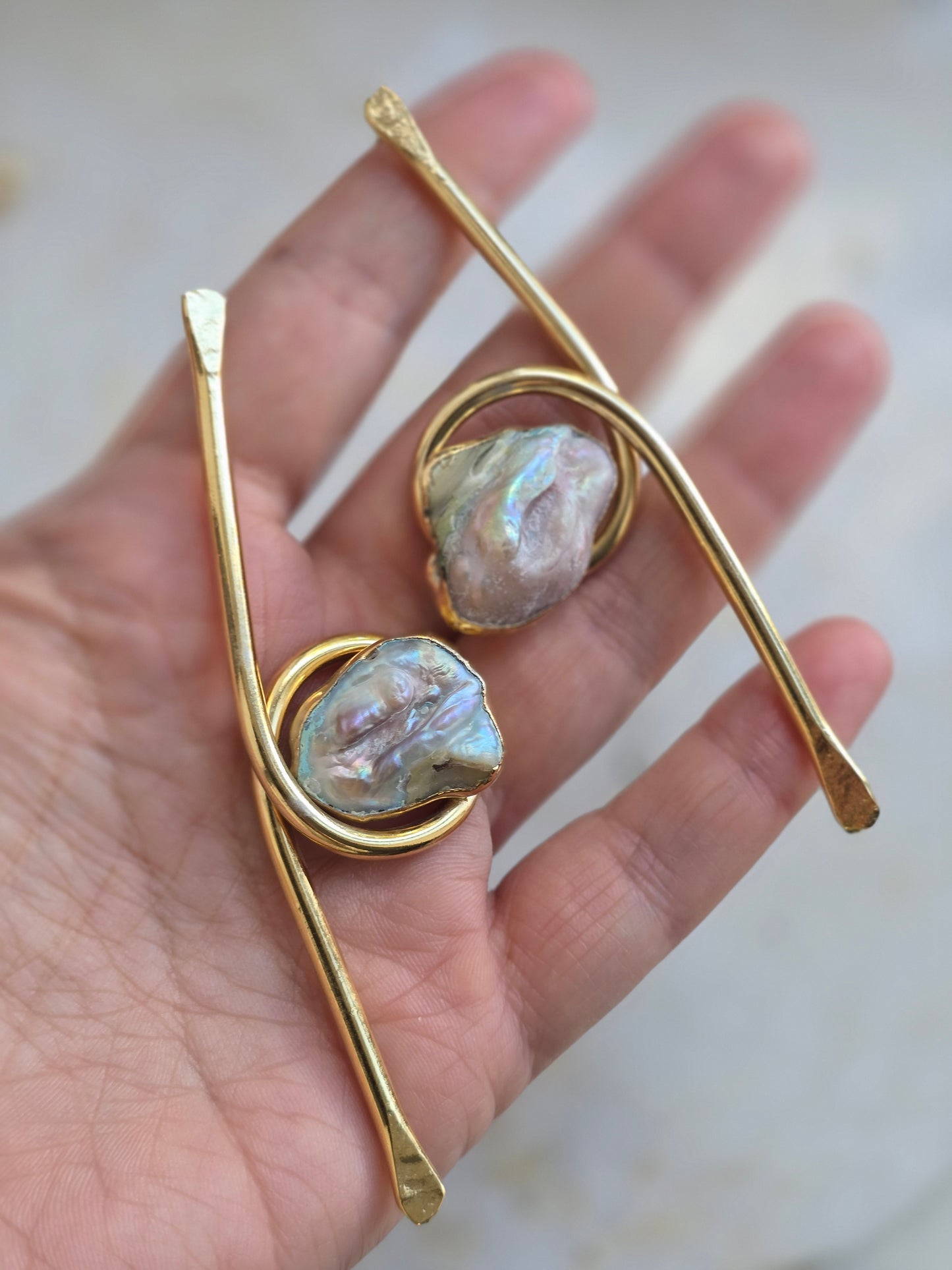 Aukso spalvos ilgi auskarai su natūraliais perlais