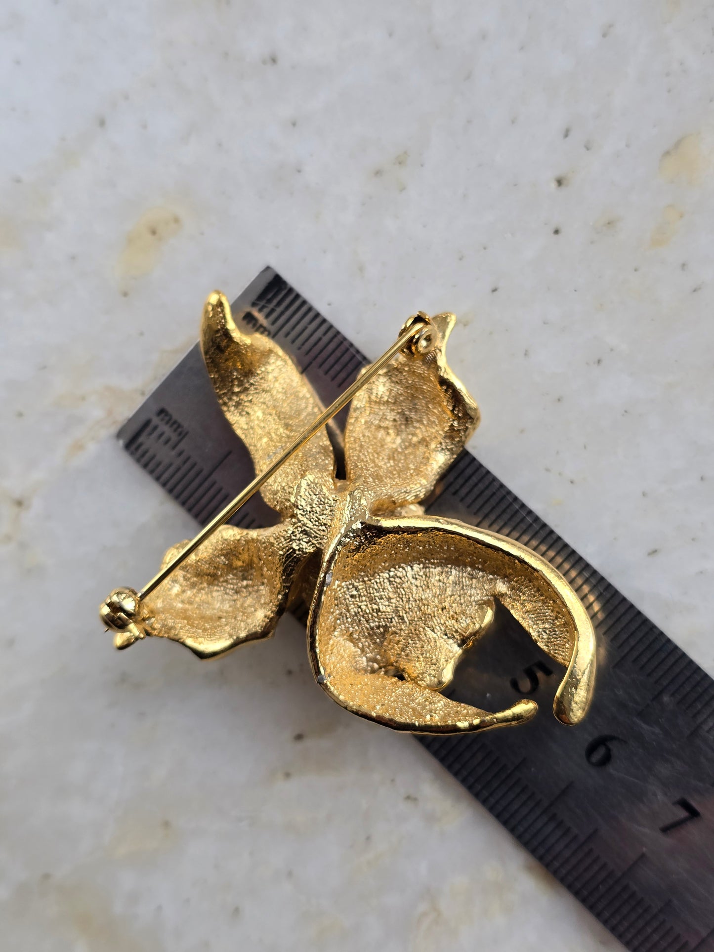 Vintažinė aukso spalvos sagė orchidėja