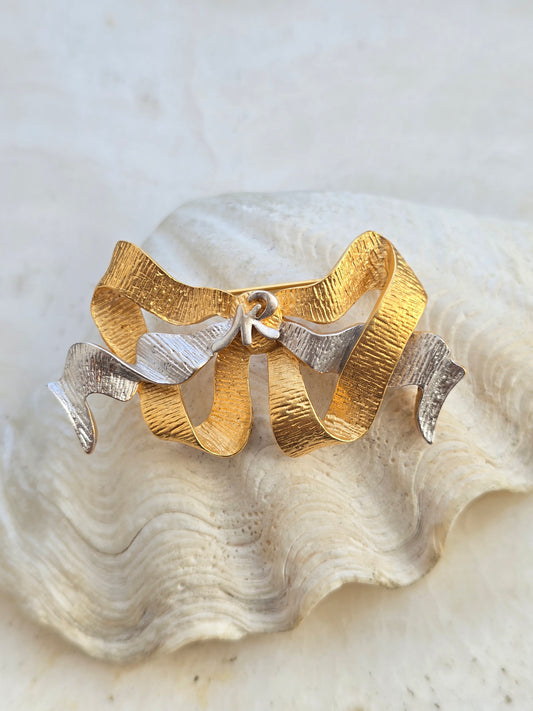 Vintažinė NINA RICCI sagė bantukas